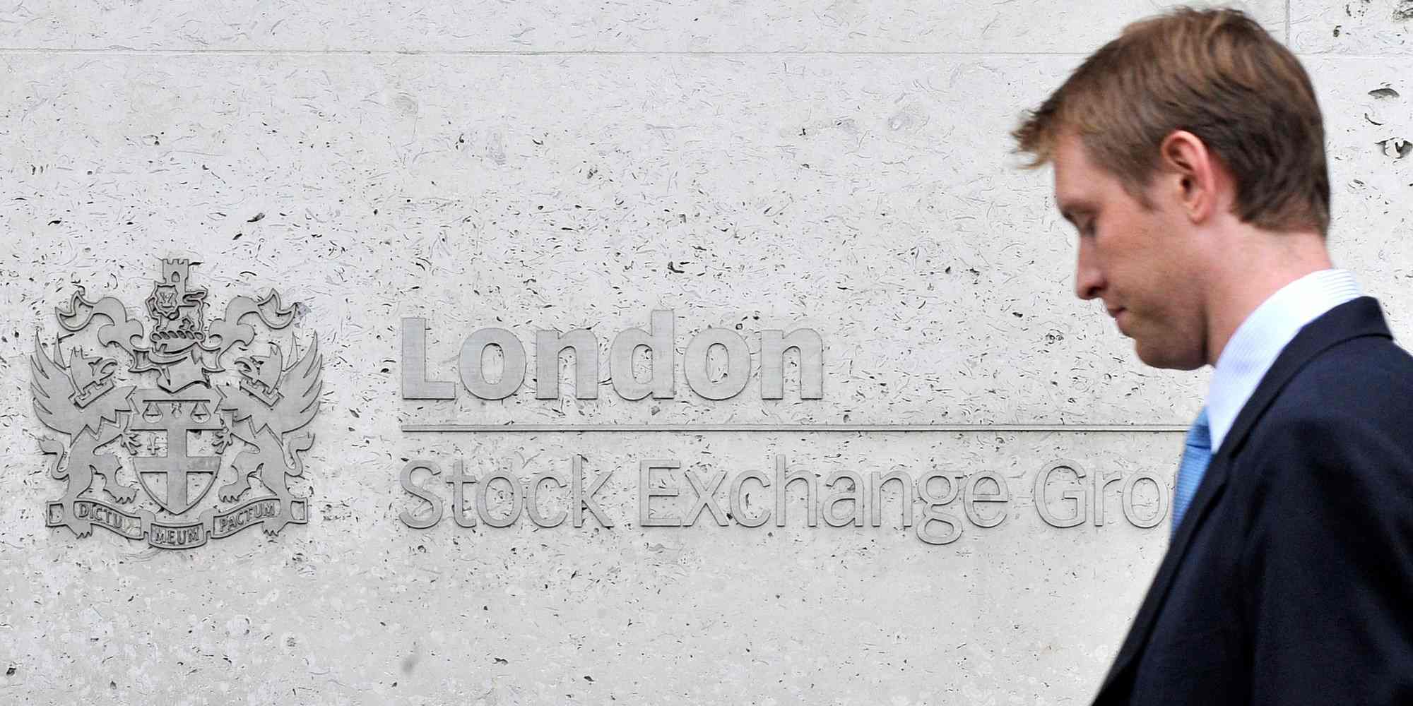Ένας πεζός περπατά μπροστά από το Χρηματιστήριο του Λονδίνου
