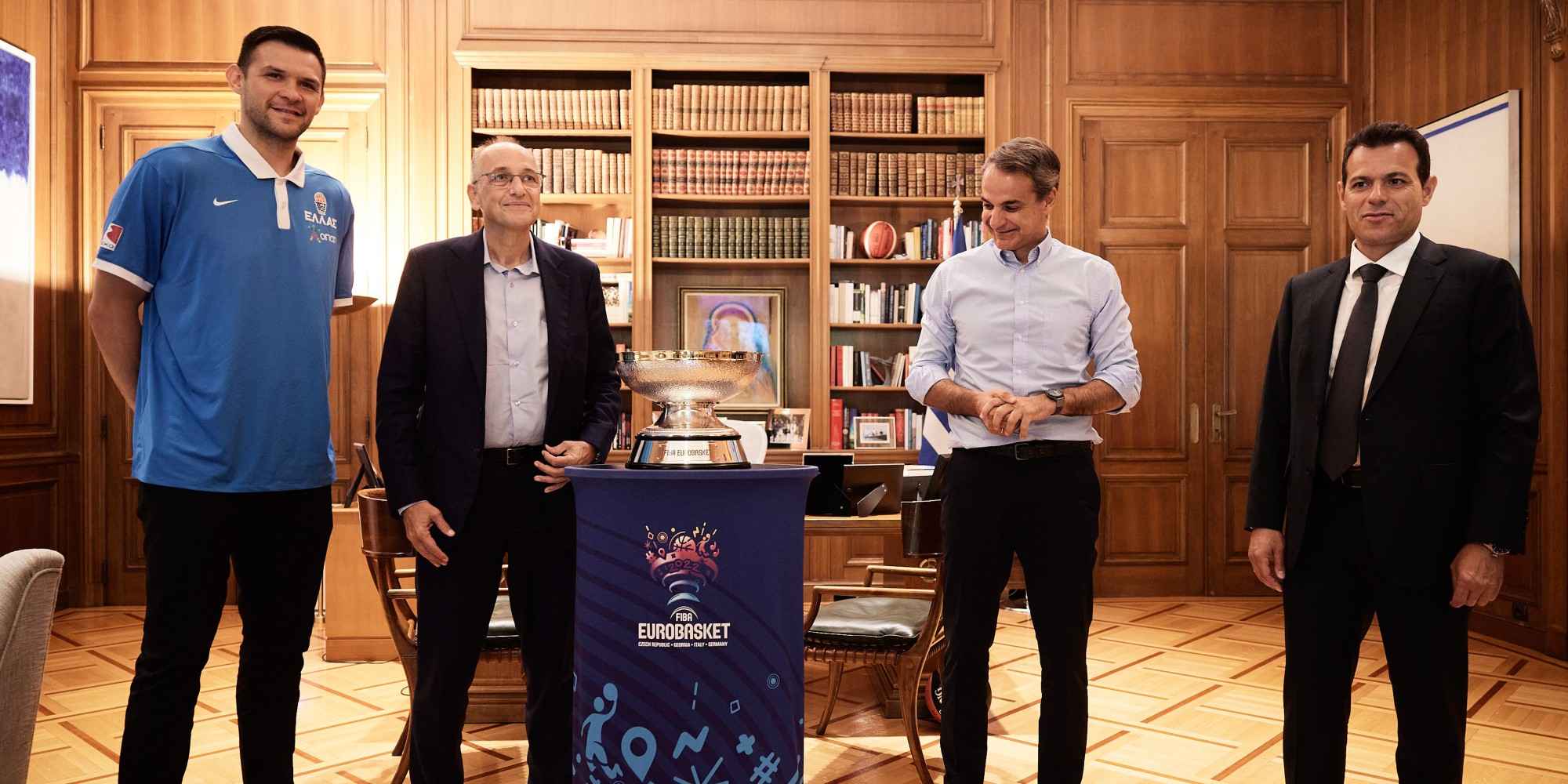 O πρωθυπουργός Κυριάκος Μητσοτάκης υποδέχθηκε τους Δημήτρη Ιτούδη και Κώστα Παπανικολάου στο Προεδρικό Μέγαρο