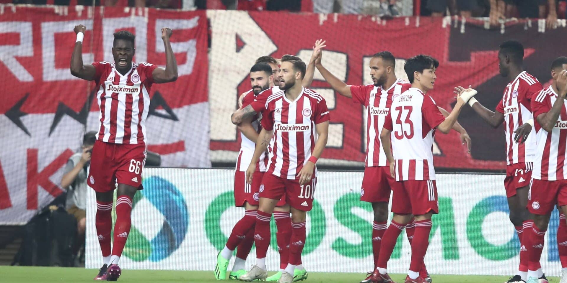 Οι παίκτες του Ολυμπιακού πανηγυρίζουν