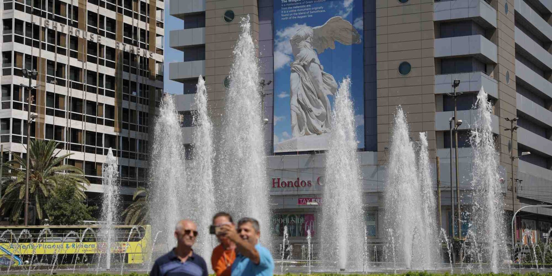 Πολίτες βγάζουν selfie μπροστά στo σιντριβάνι στην Ομόνοια