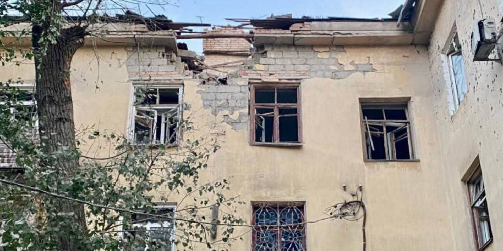Εικόνα από το σημείο που έπεσαν οι βομβαρδισμοί