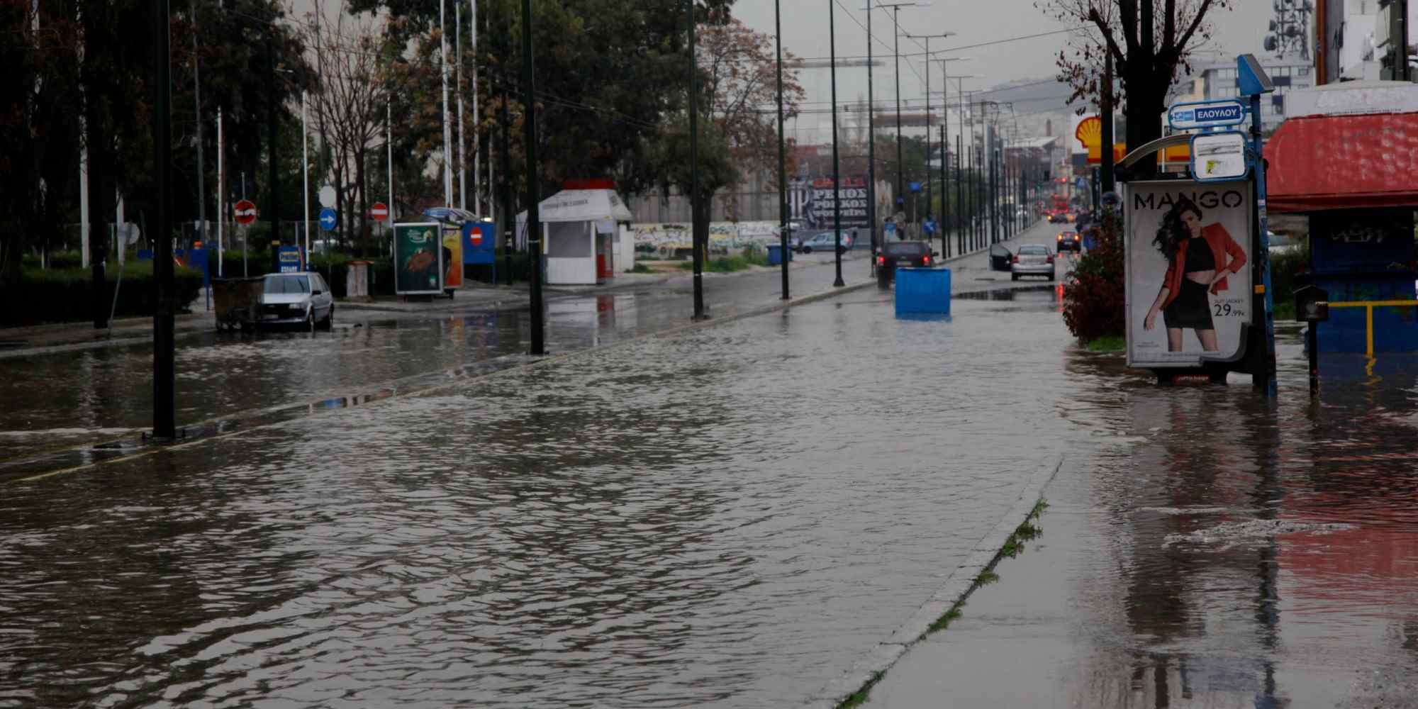 Πλημμυρισμένοι δρόμοι στην οδό Πειραιώς
