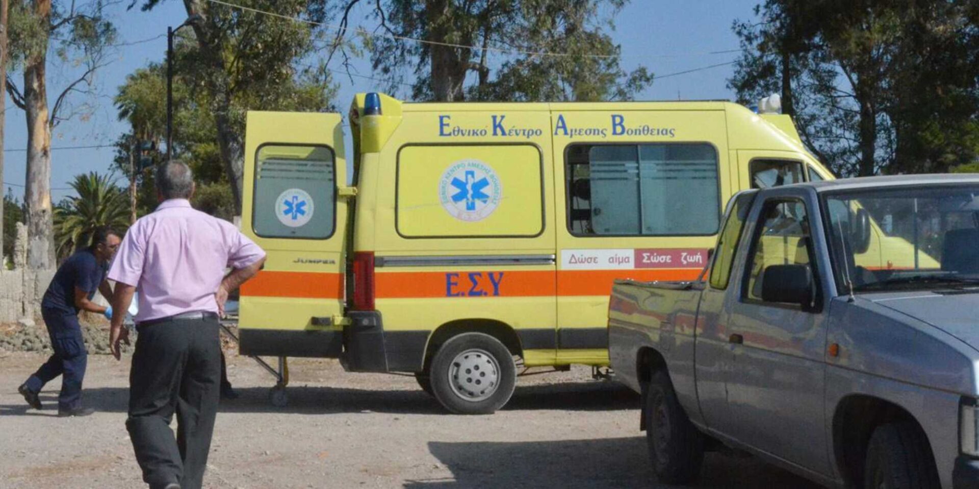 Ασθενοφόρο του ΕΚΑΒ σε παραλία