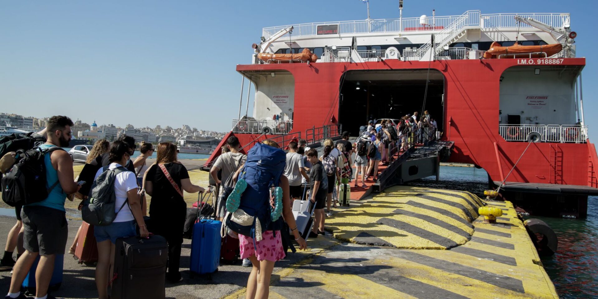 Κόσμος στο λιμάνι του Πειραιά
