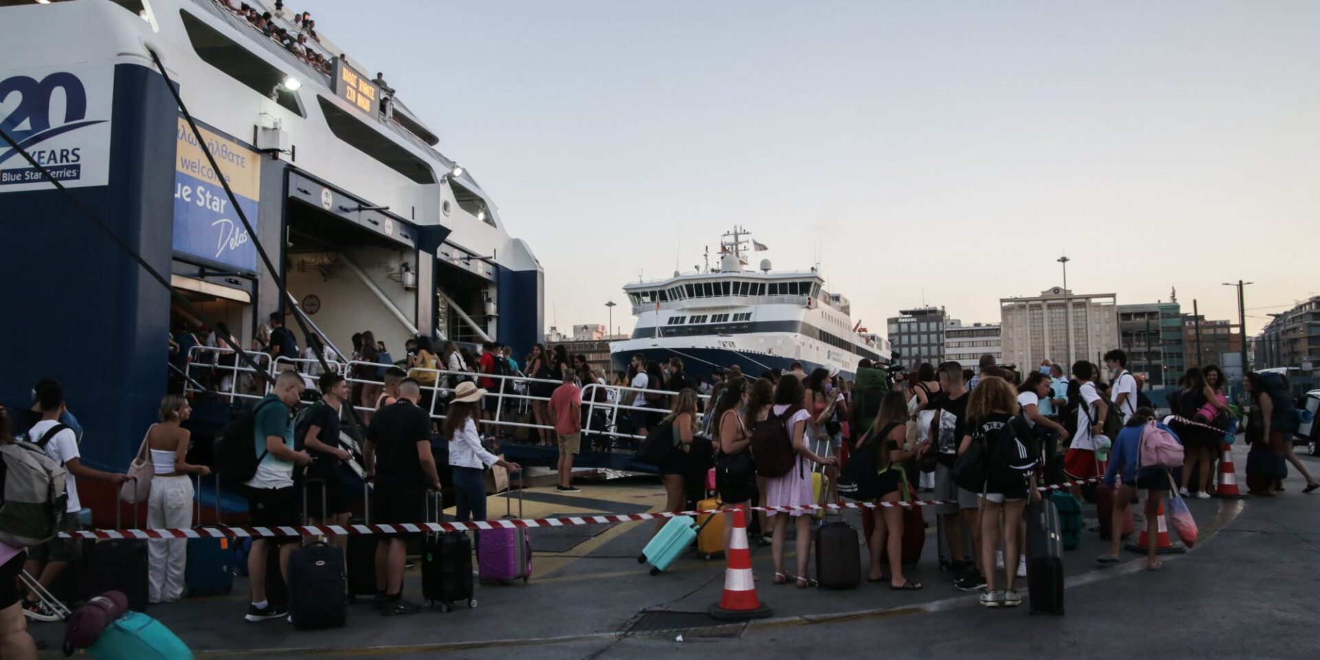 Κόσμος στο λιμάνι του Πειραιά