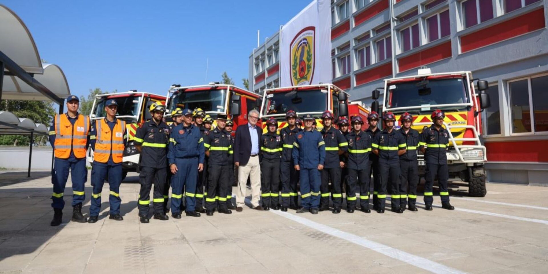 Έλληνες και ξένοι πυροσβέστες