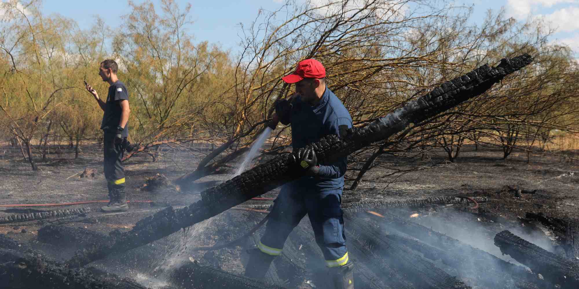 Πυροσβέστες στη μάχη κατάσβεσης πυρκαγιάς στον Ταύρο