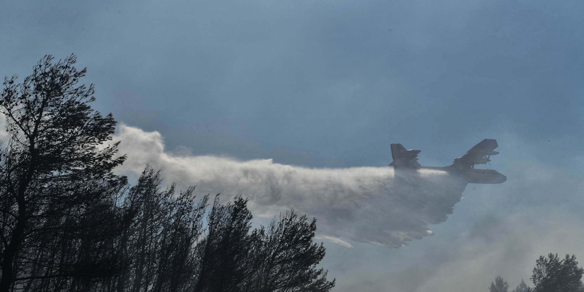 Πυροσβεστική αεροπλάνο στη μάχη κατάσβεσης πυρκαγιάς