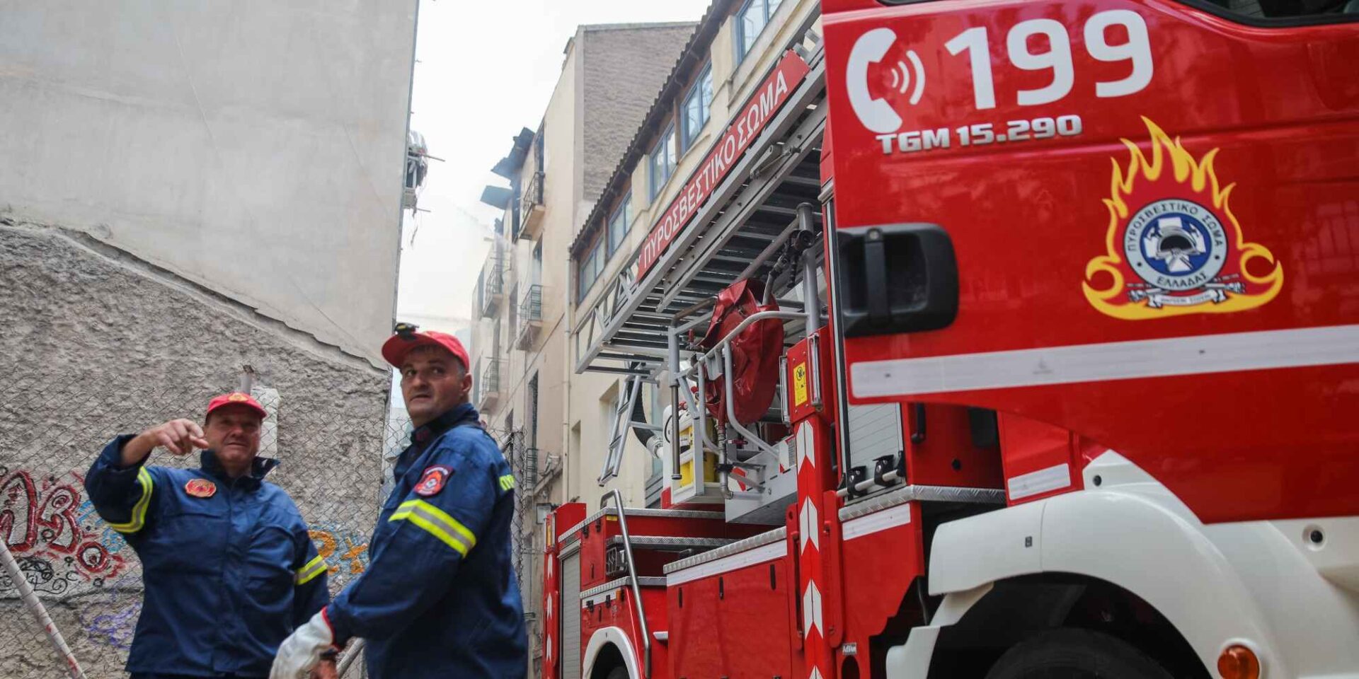 Πυροσβέστες με όχημα της υπηρεσίας σε κατάσβεση πυρκαγιάς