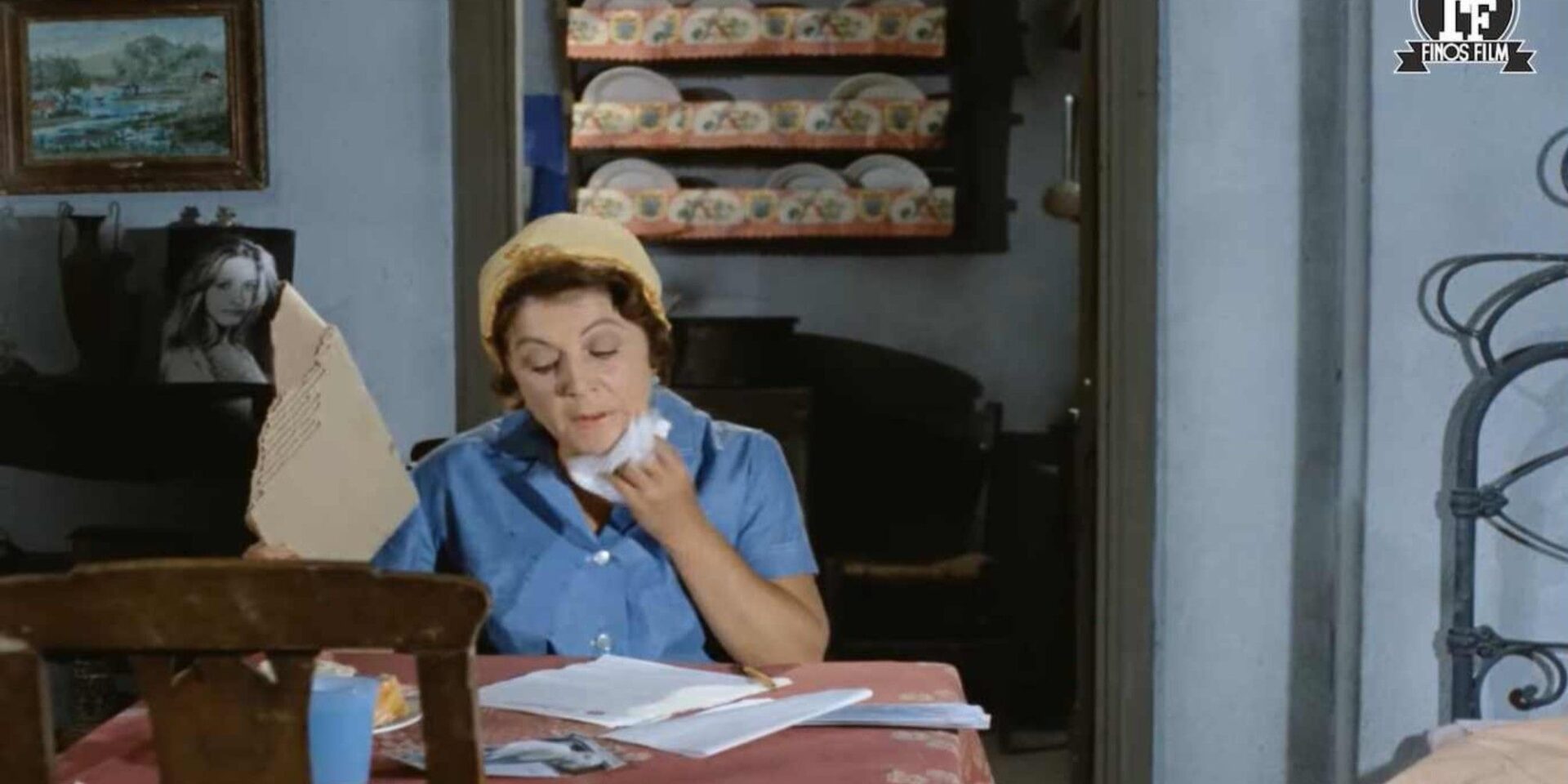Η Ρένα Βλαχοπούλου σε ταινία της Finos Films προσπαθεί να δροσιστεί κάνοντας αέρα με έναν χαρτόνι