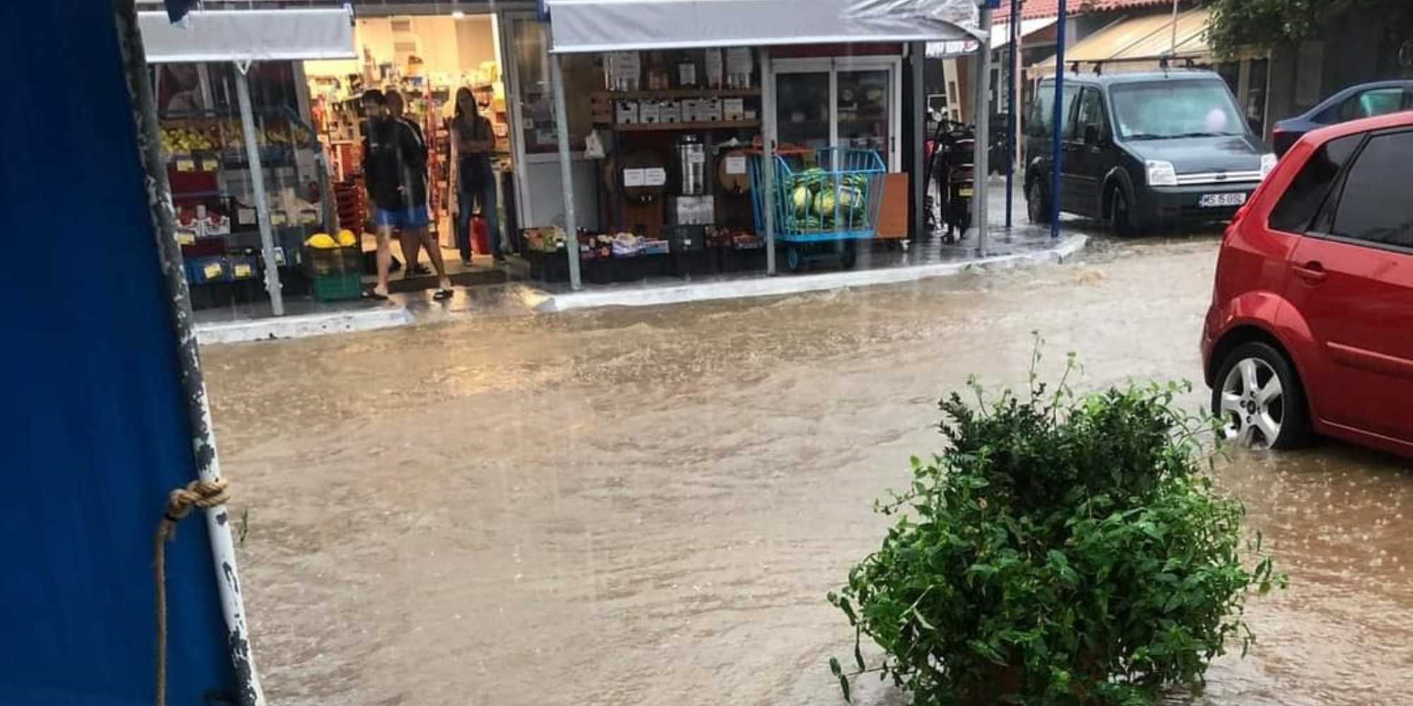 Πλημμυρισμένοι δρόμοι στην Χαλκιδική