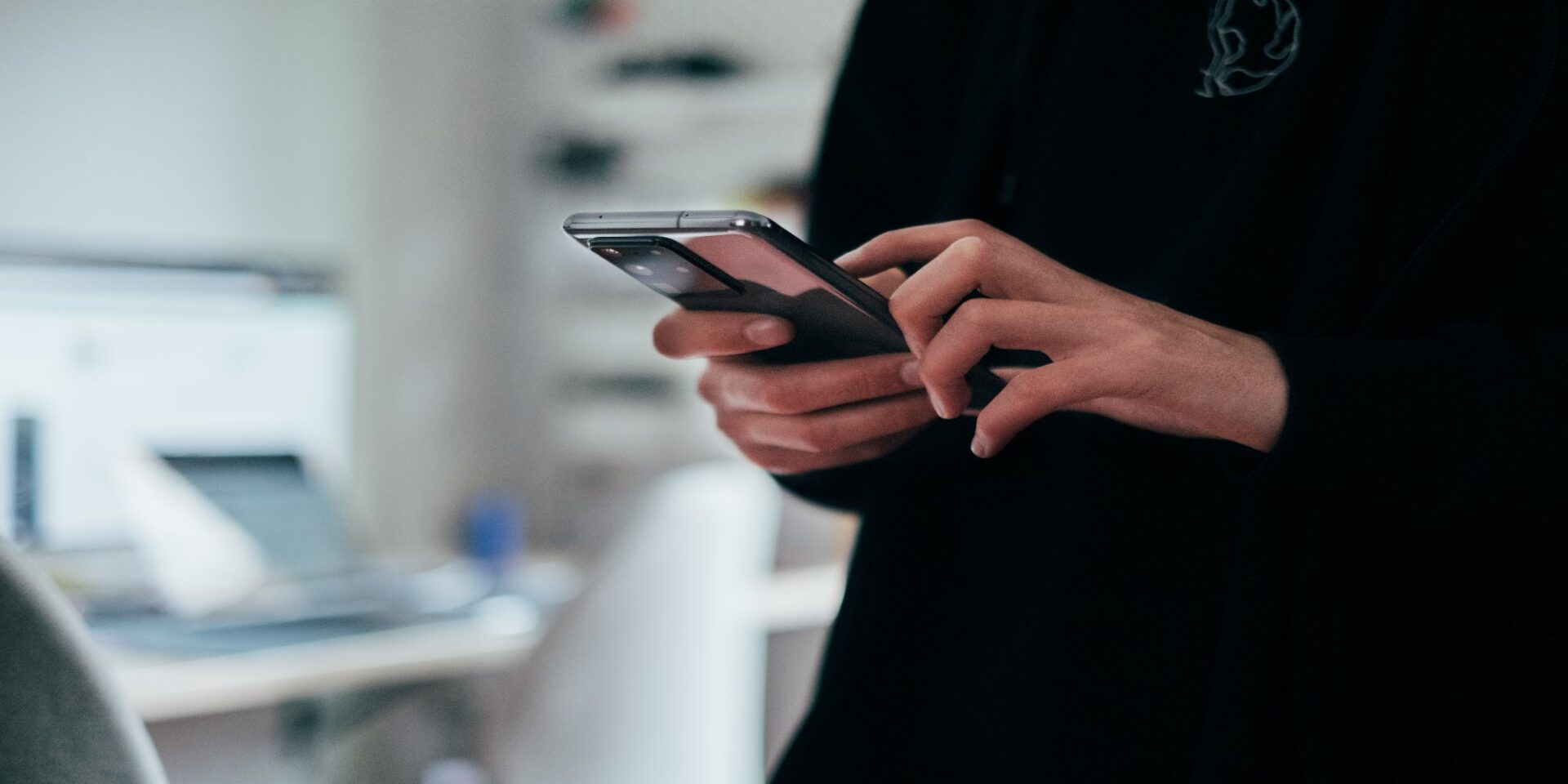 Κοπέλα με smartphone στο χέρι