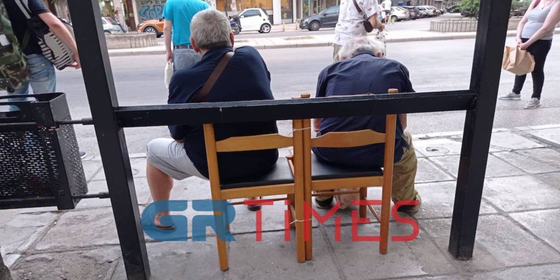 Καρέκλες σε στάση της Θεσσαλονίκης