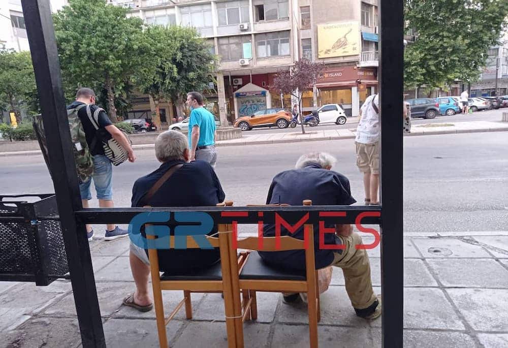 Καρέκλες σε στάση της Θεσσαλονίκης