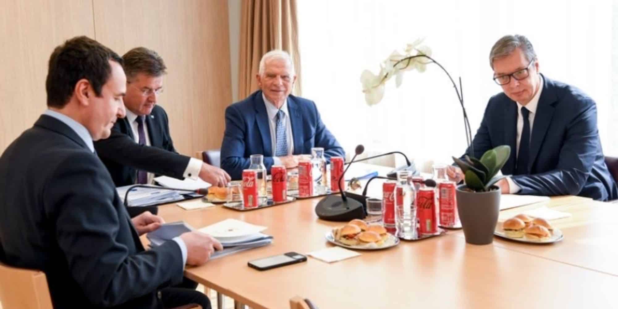Εικόνα από τη συνάντηση του Μπορέλ με τον σέρβο πρόεδρο Αλεξάνταρ Βούτσιτς και τον πρωθυπουργό του Κοσόβου Αλμπίν Κούρτι