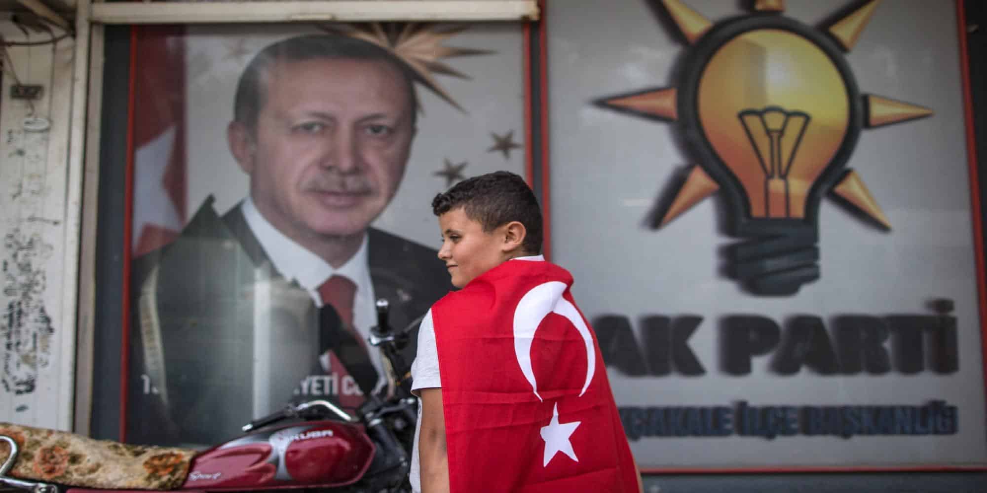 Ένα παιδί με μια τουρκική σημαία μπροστά από ένα πορτρέτο του Ρετζέπ Ταγίπ Ερντογάν