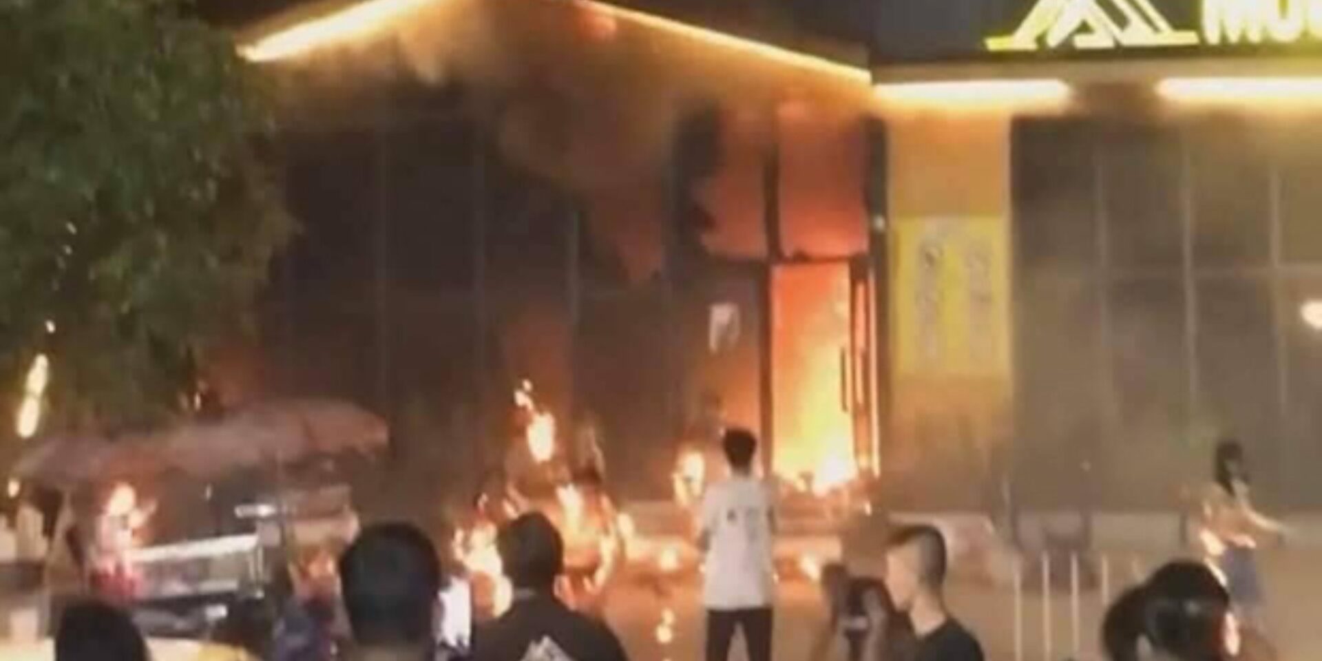 Εικόνα από τη φωτιά στο νυχτερινό κέντρο