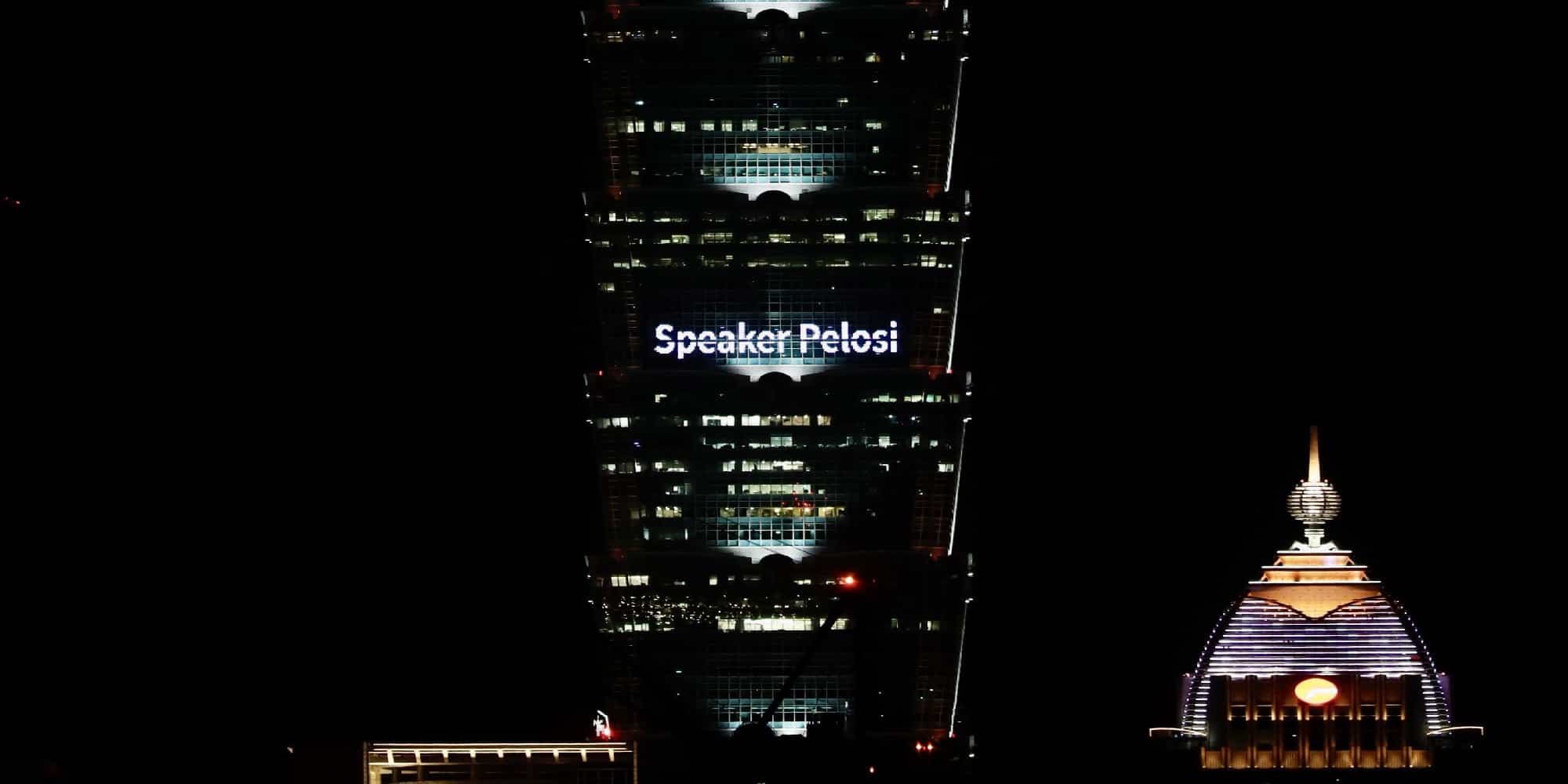 H Tαϊβάν υποδέχεται την Νάνσυ Πελόζι, φωτισμένος ουρανοξύστης την υποδέχεται