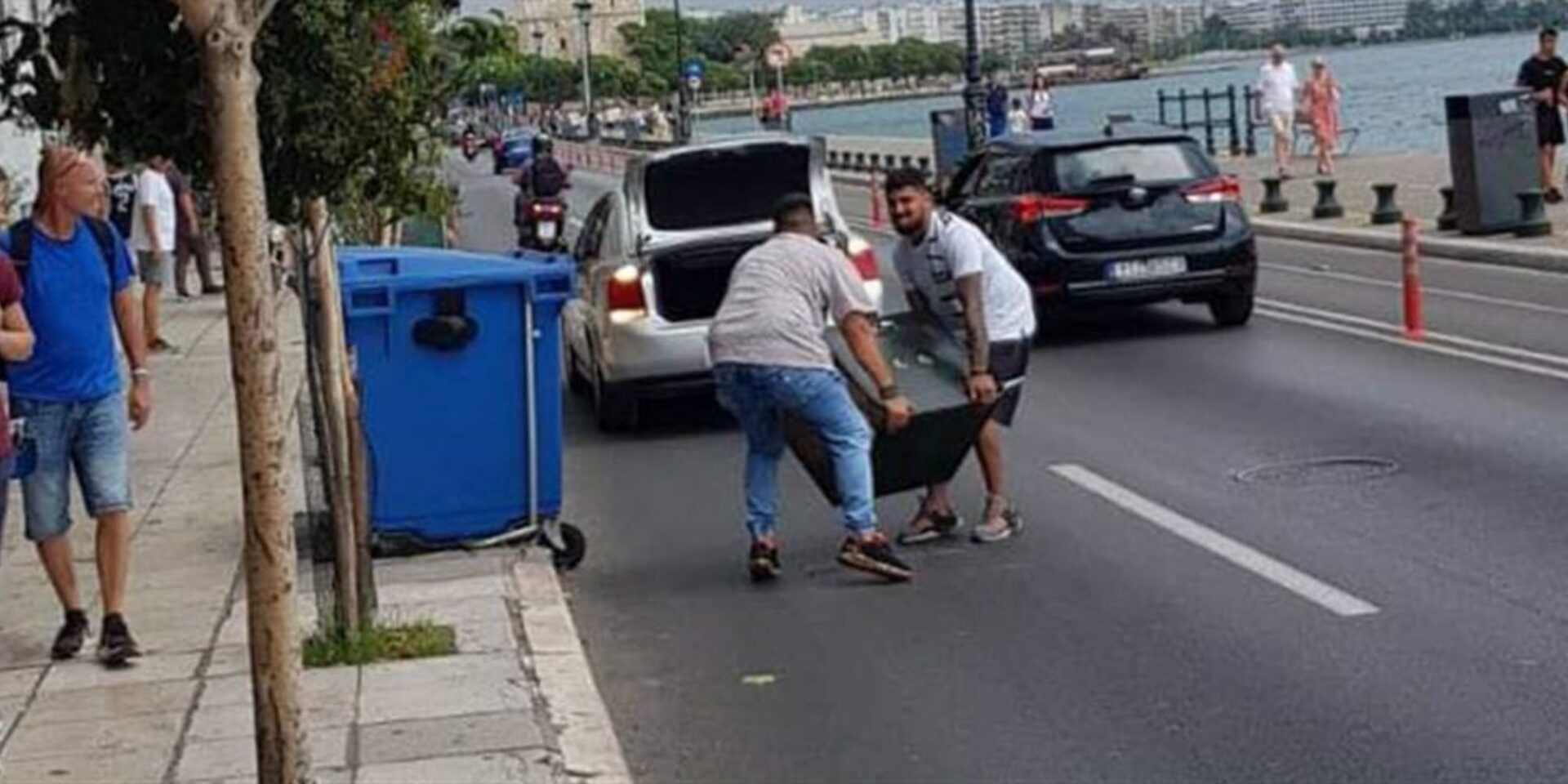 Η στιγμή που οι κλέφτες κουβαλούν το χρηματοκιβώτιο