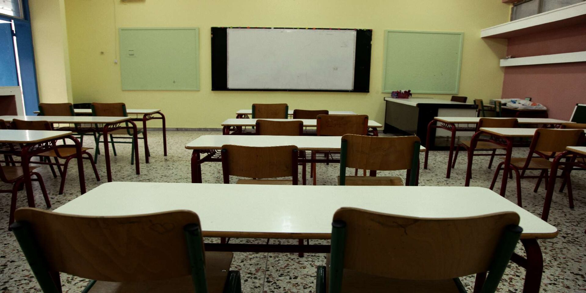 Θρανία σε σχολείο χωρίς παιδιά