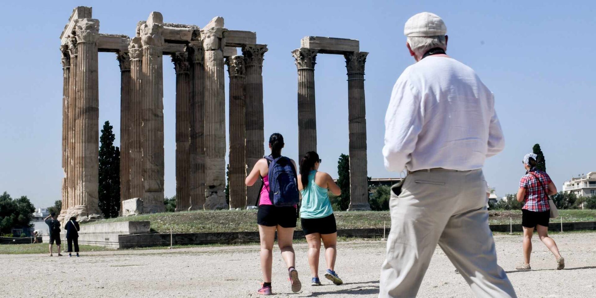Τουρίστες στους Στύλους του Ολυμπίου Διός