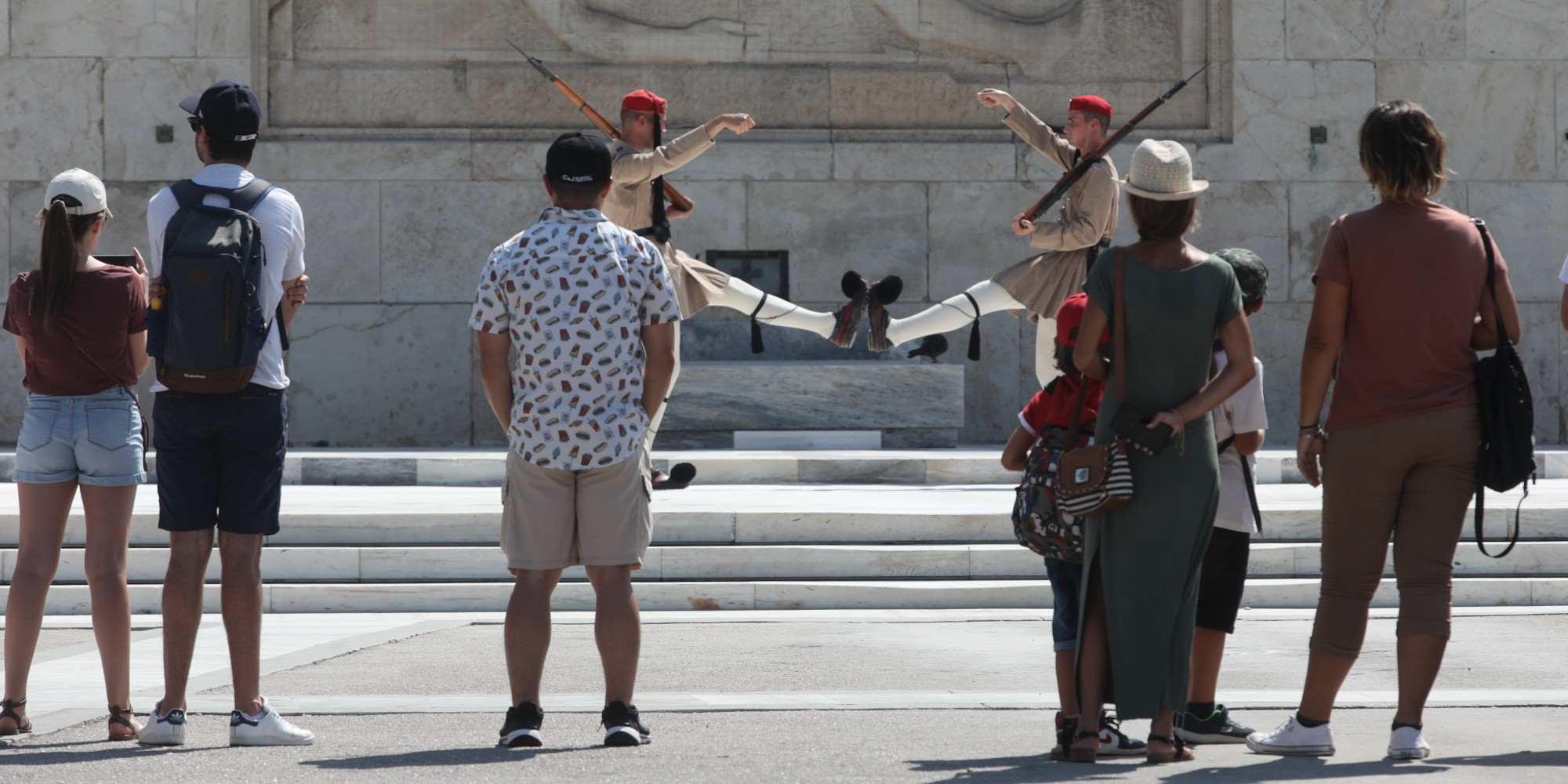 Τουρίστες στο μνημείο του Άγνωστου Στρατιώτη στο Σύνταγμα