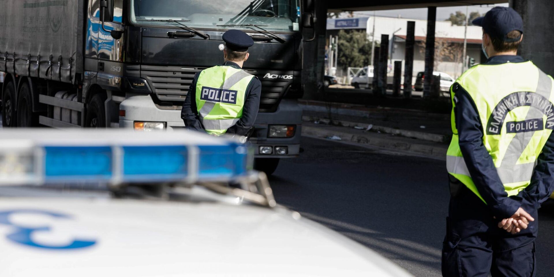 Άνδρες της τροχαίας κάνουν ελέγχους για παραβάσεις