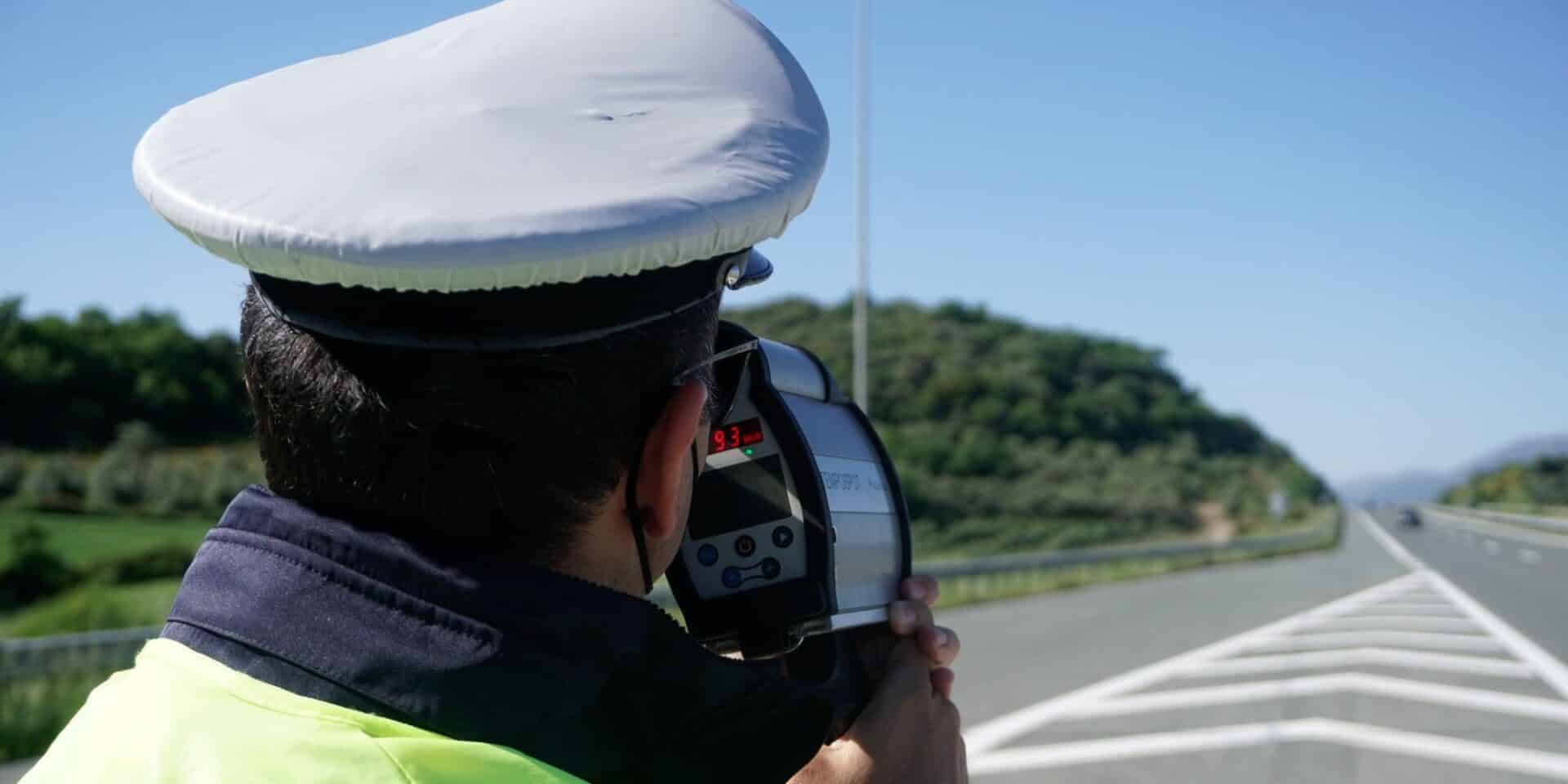 Τροχονόμος μετράει την ταχύτητα των αυτοκινήτων