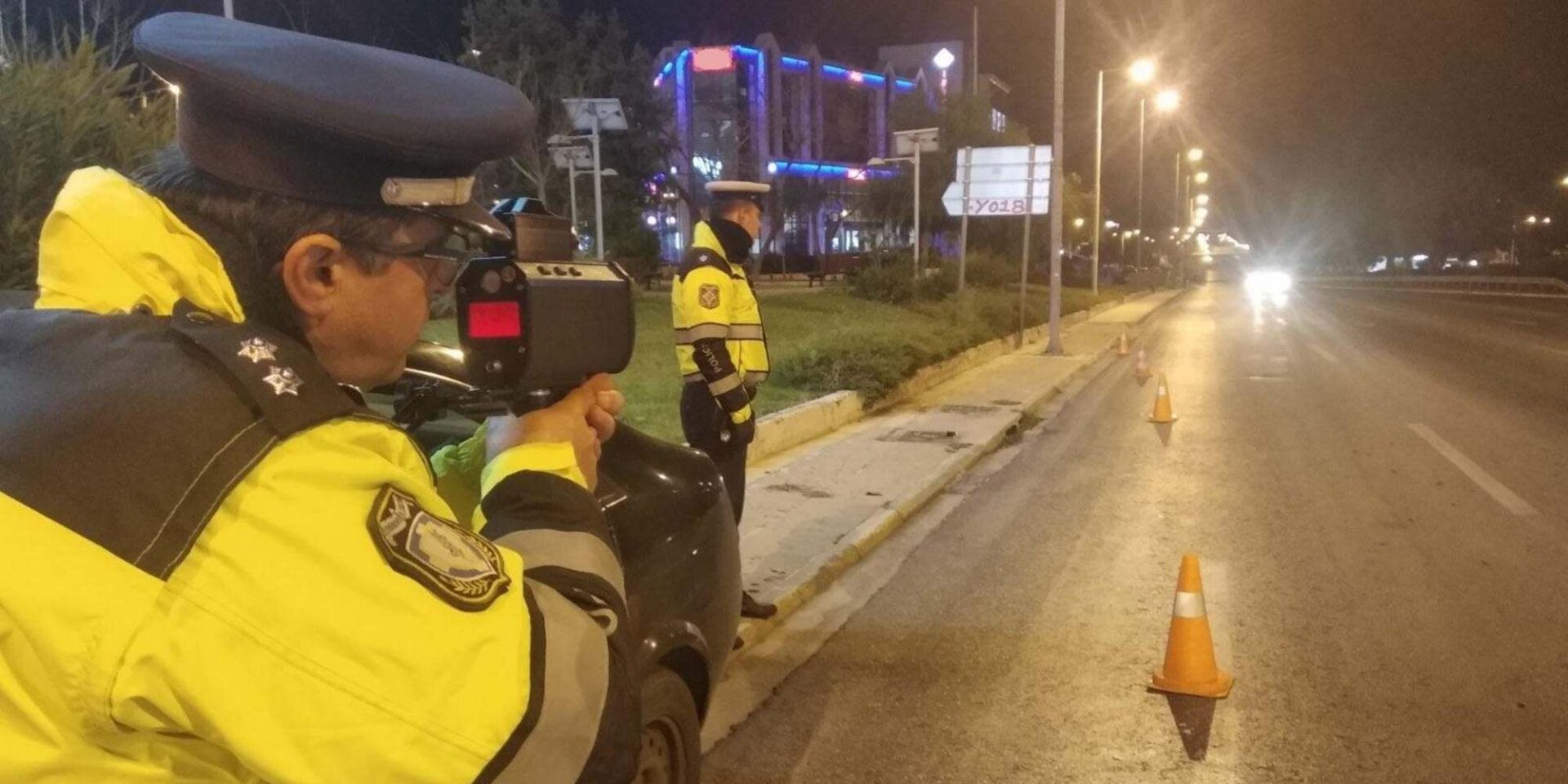 Τροχονόμος μετράει την ταχύτητα των αυτοκινήτων