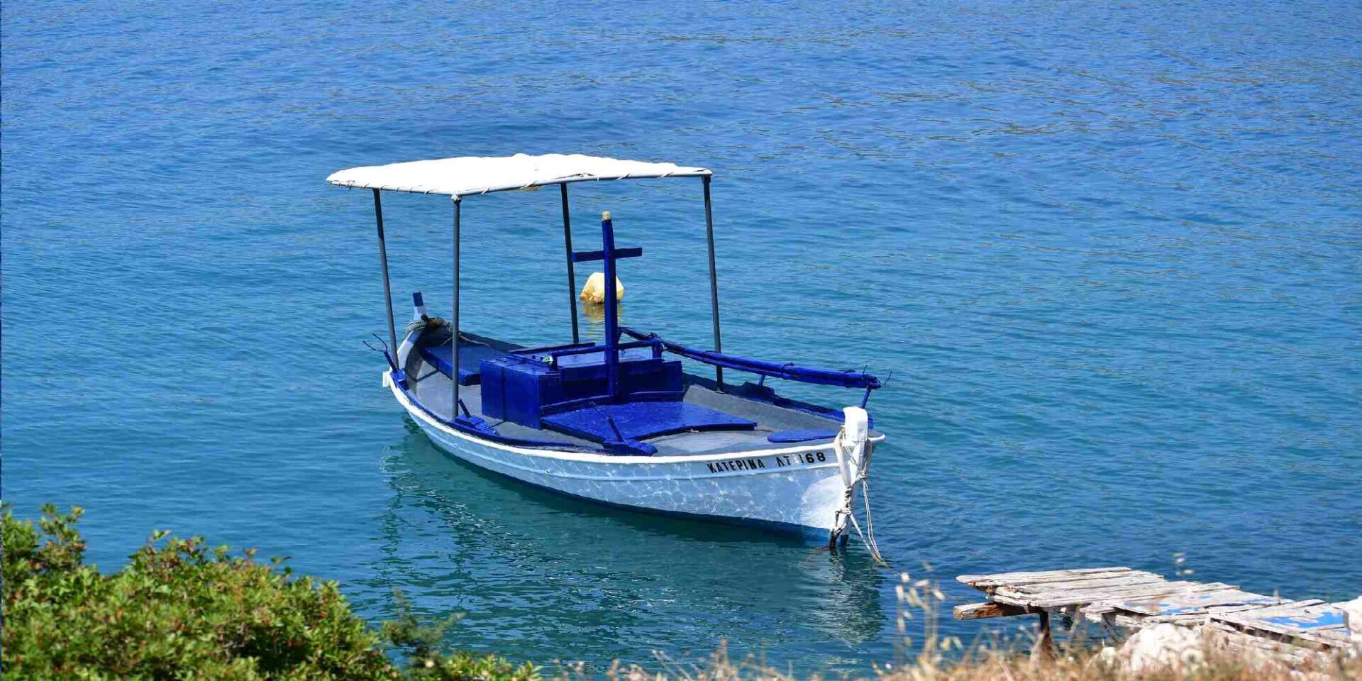 Βάρκα στην παραλία του Αγίου Νικολάου στο Ναύπλιo
