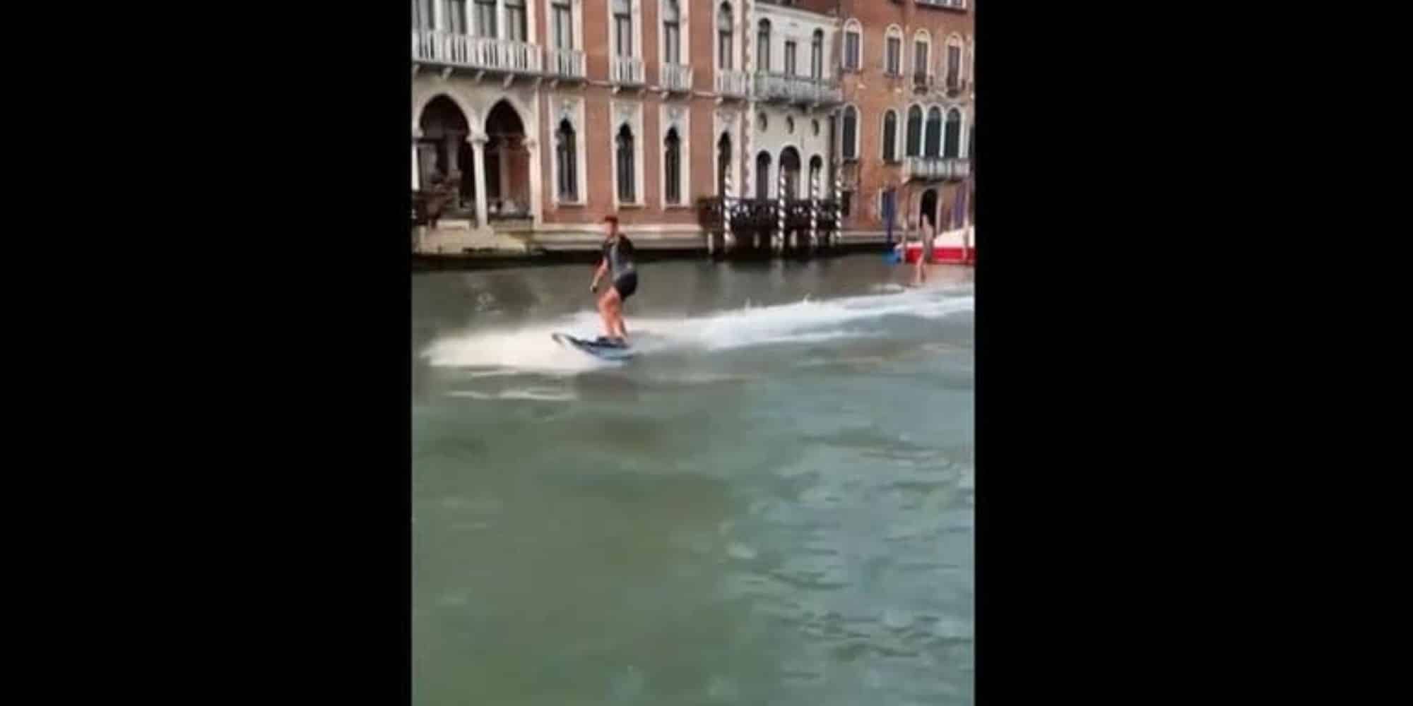Οι νεαροί που έκαναν Surfboard στη Βενετία