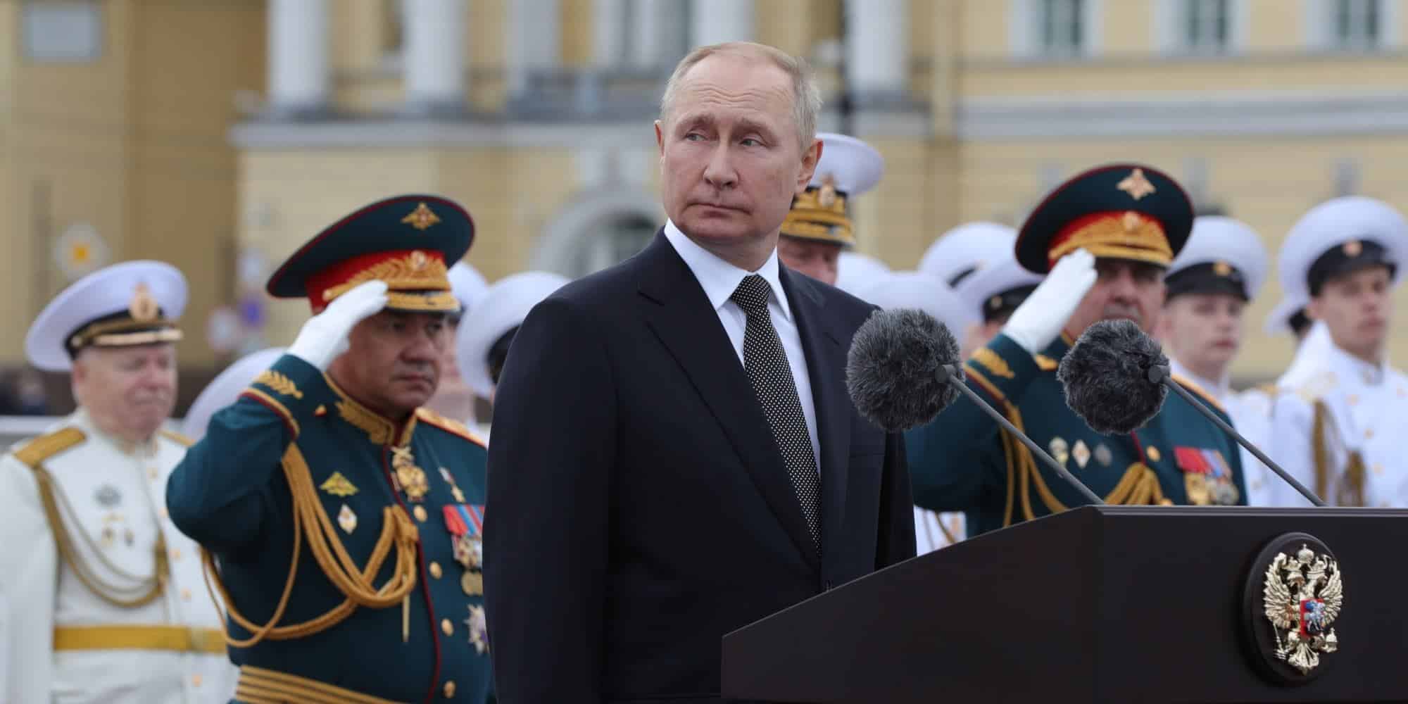 Ο Ρώσος πρόεδρος Βλαντιμίρ Πούτιν και ο υπουργός Άμυνας της χώρας Σεργκέι στην ναυτική παρέλαση για την Ημέρα του Ρωσικού Ναυτικού στην Αγία Πετρούπολη