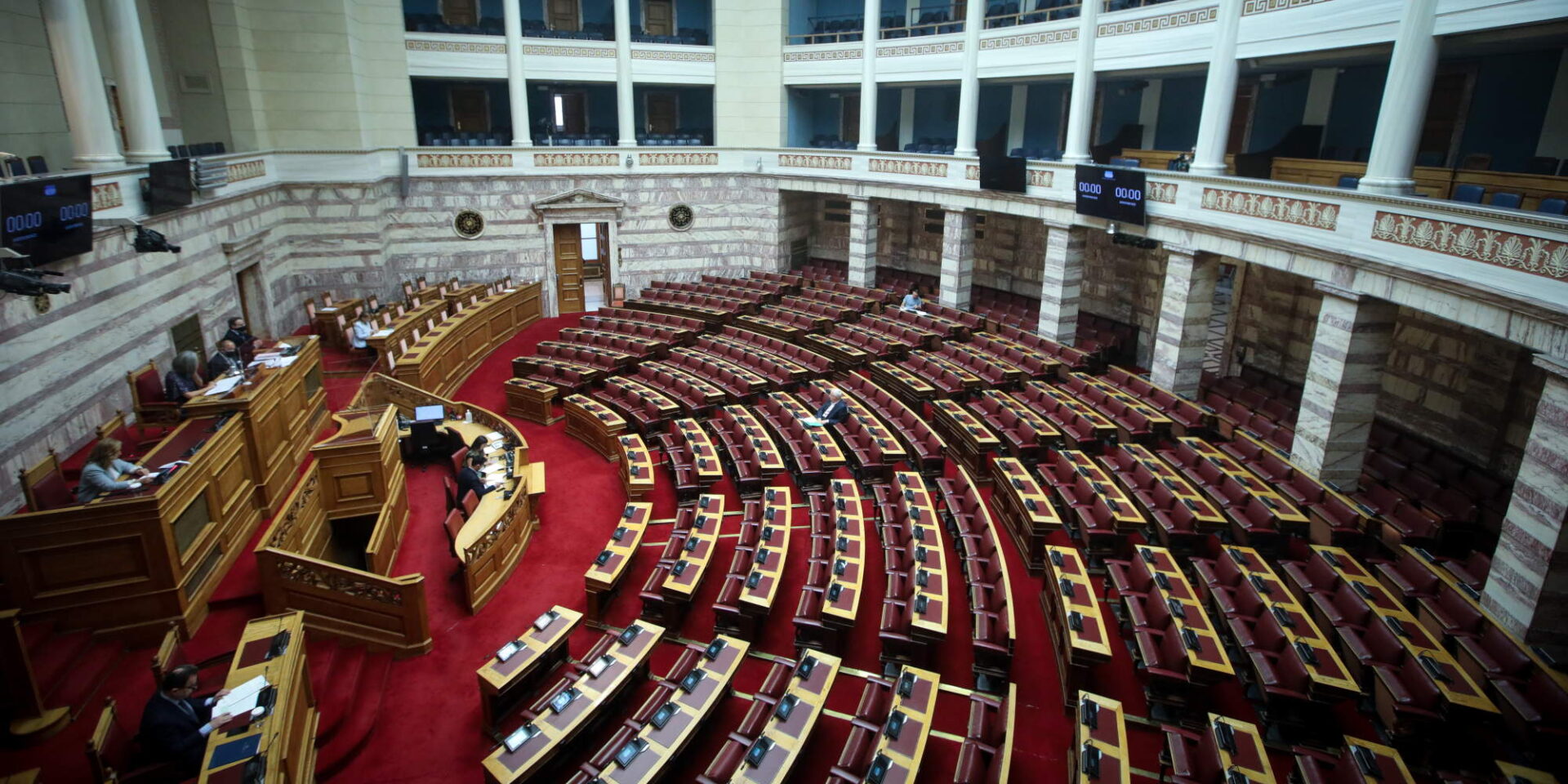 Άδεια έδρανα στην αίθουσα της ολομέλειας της Βουλής