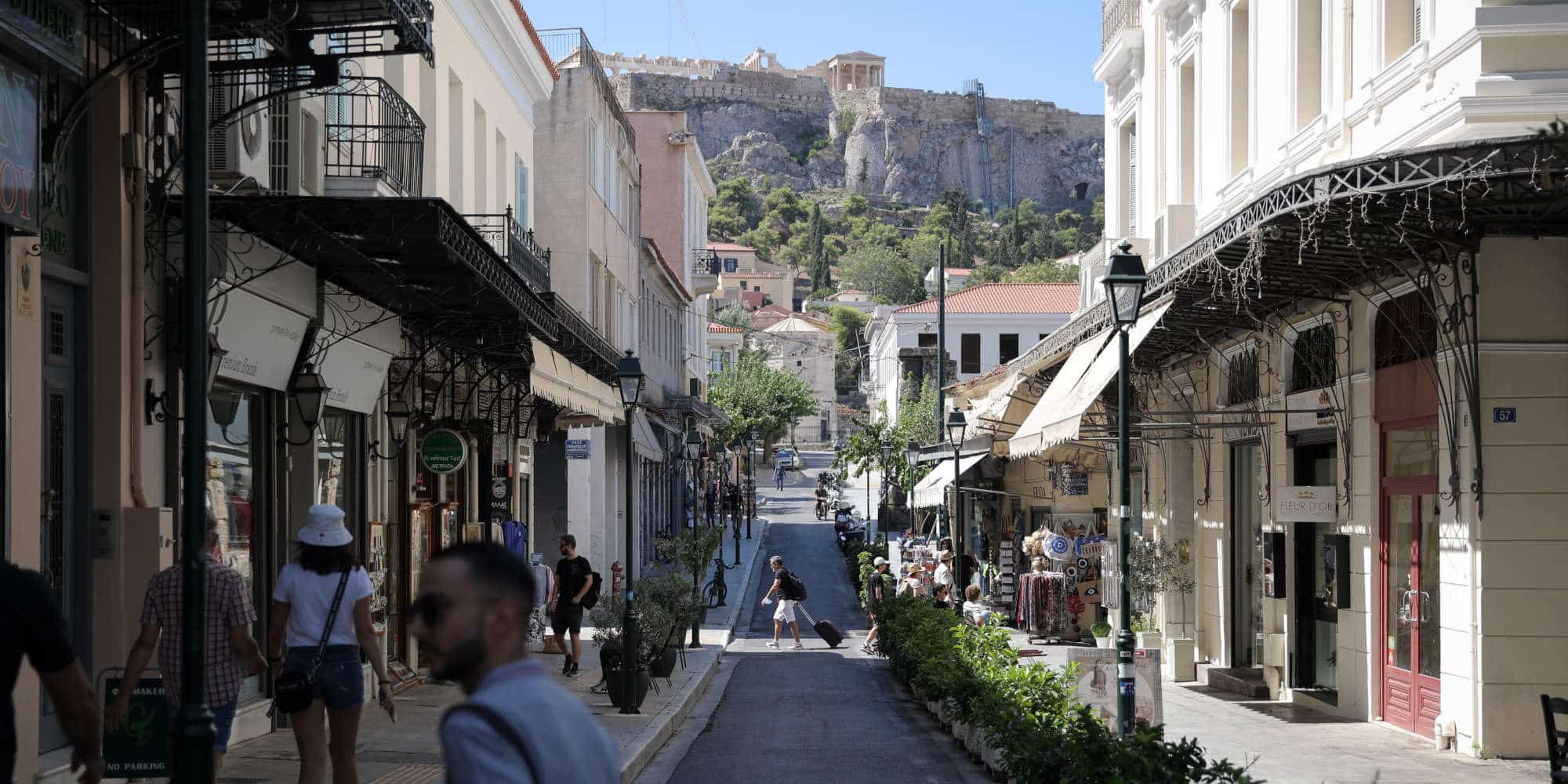 Εικόνα από το άδειο κέντρο της Αθήνας με φόντο την Ακρόπολη