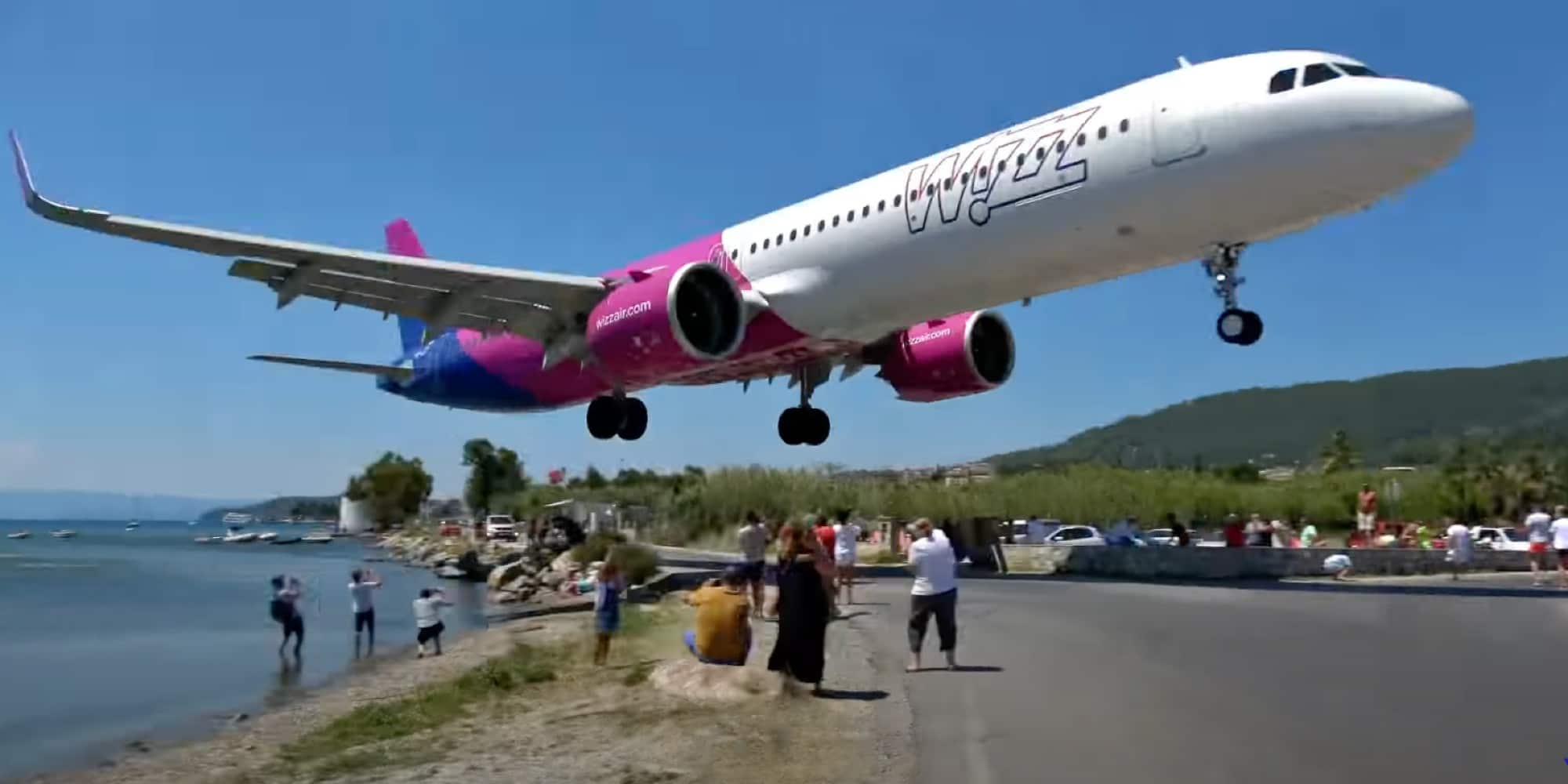 Αεροπλάνο περνά ελάχιστα μέτρα πάνω από τα κεφάλια τουριστών - Σκιάθος