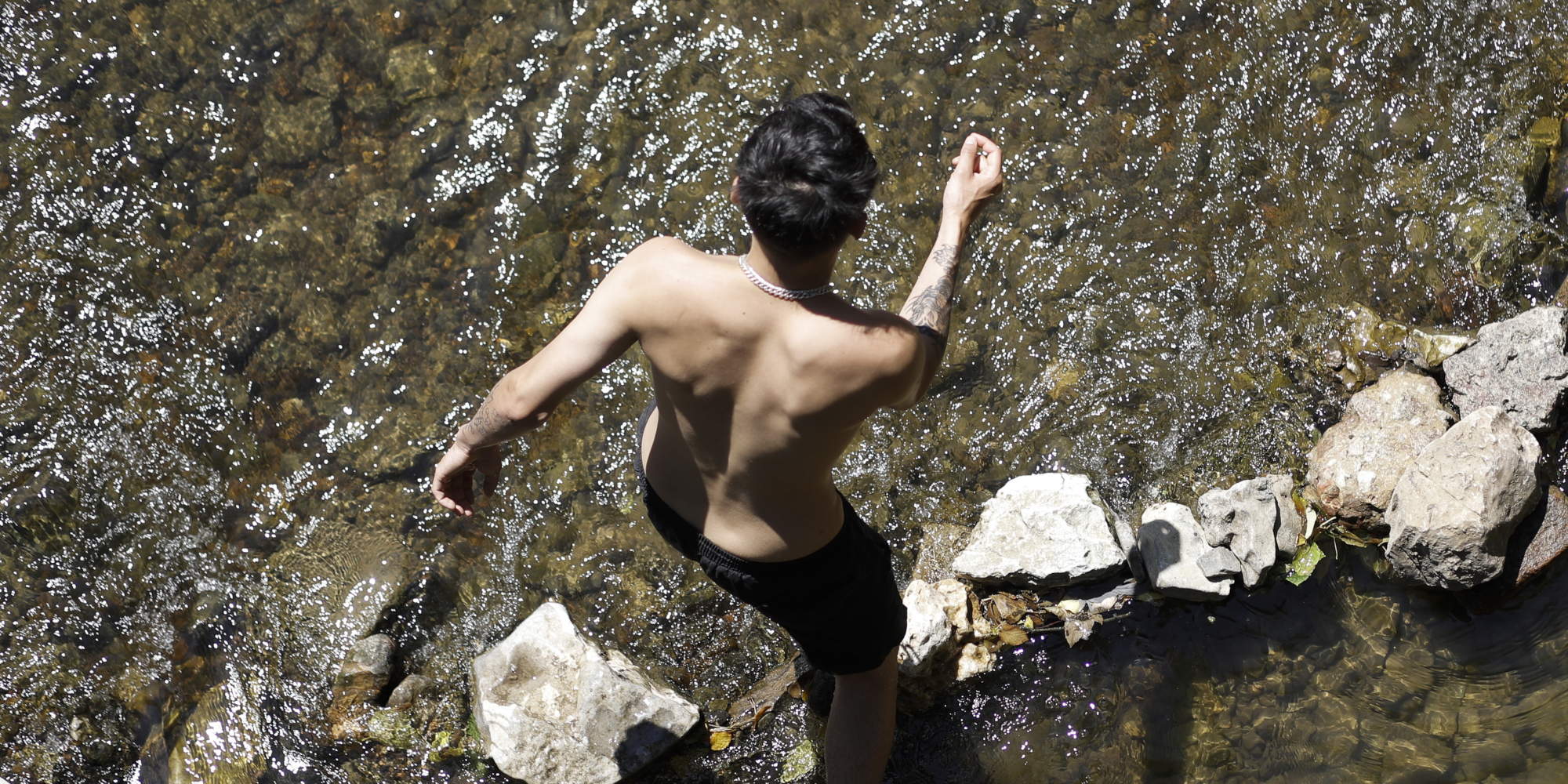 Η ξηρασία έχει ρίξει την στάθμη ποταμού στο Βέλγιο, όπου δροσίζεται νεαρός άνδρας
