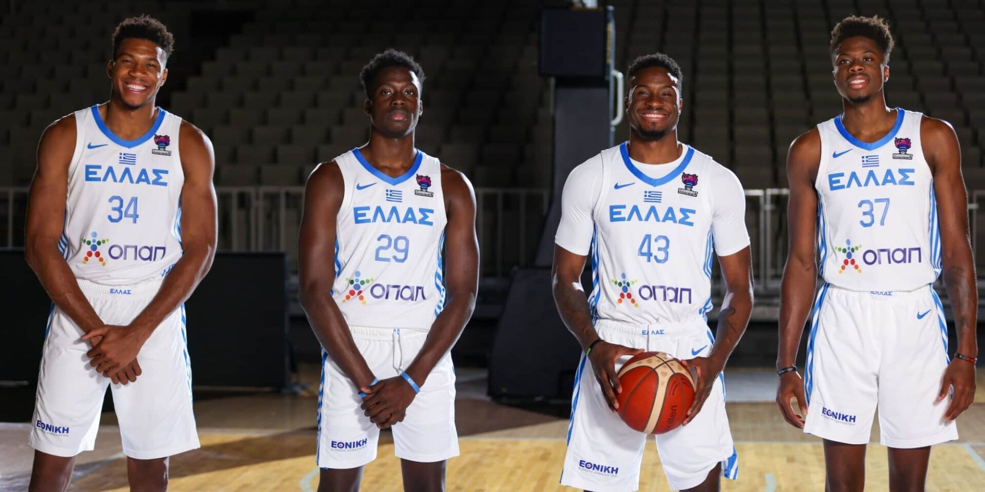 Τα αδέρφια Αντετοκούνμπο με την φανέλα της Εθνικής