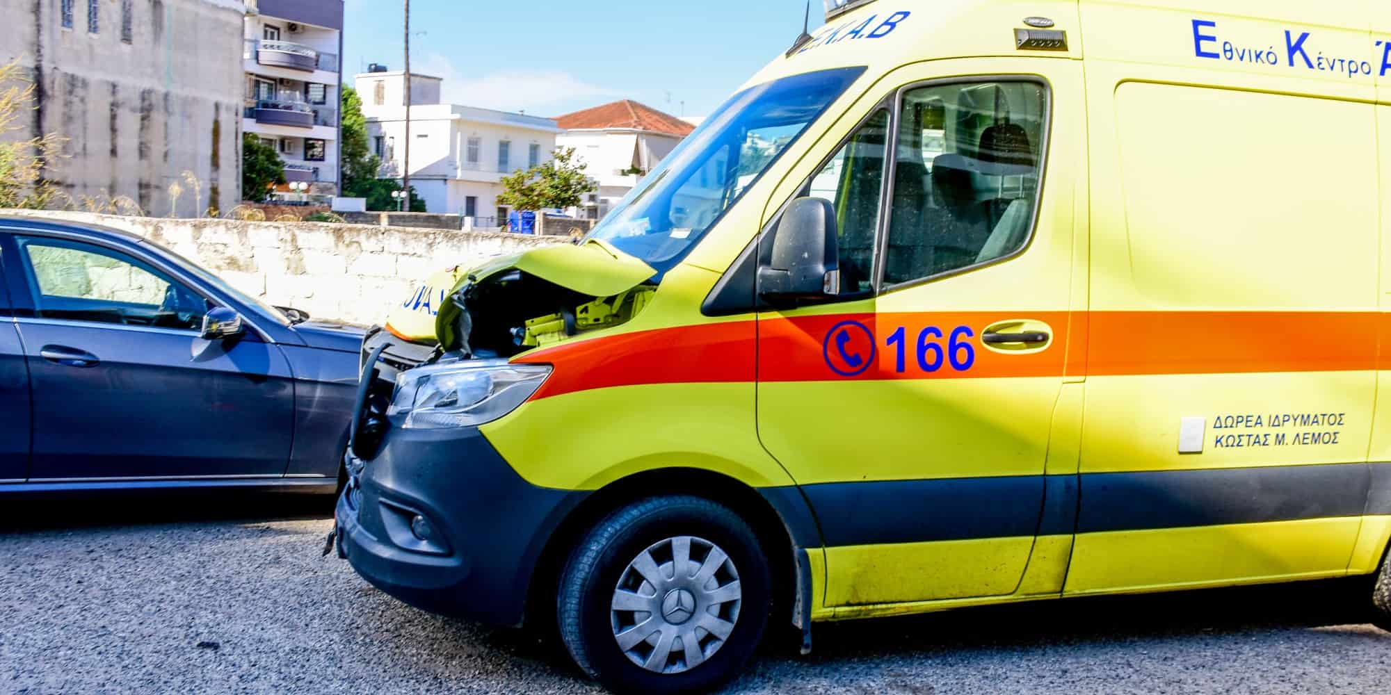 Ασθενοφόρο στο Άργος που μετέφερε ασθενή παρέσυρε και σκότωσε ηλικιωμένη