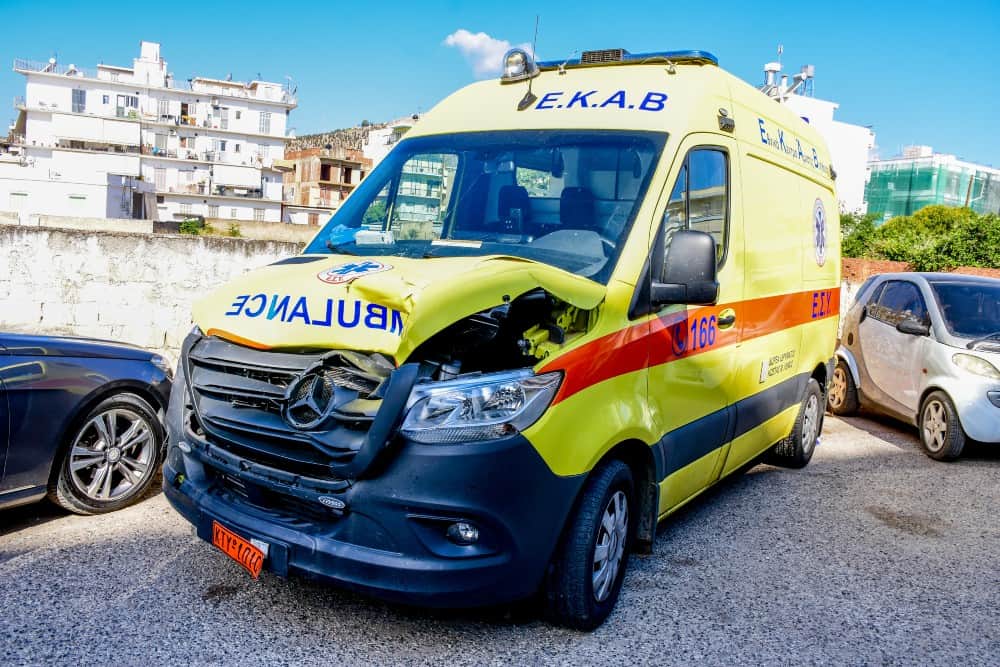 Ασθενοφόρο στο Άργος που μετέφερε ασθενή παρέσυρε και σκότωσε ηλικιωμένη