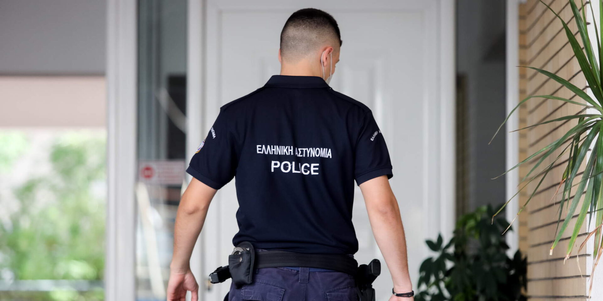 Αστυνομικός στην πολυκατοικία στην Κυψέλη όπου εντοπίστηκε το ζευγάρι ηλικιωμένων