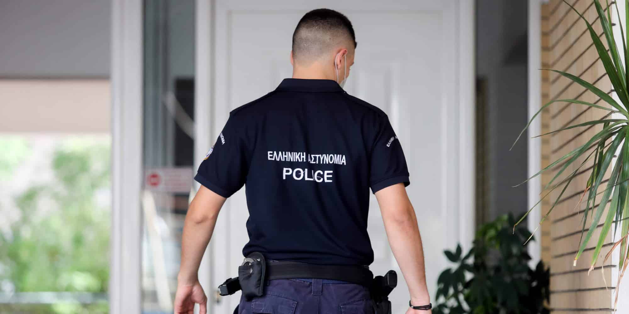 Αστυνομικός στην πολυκατοικία στην Κυψέλη όπου εντοπίστηκε το ζευγάρι ηλικιωμένων