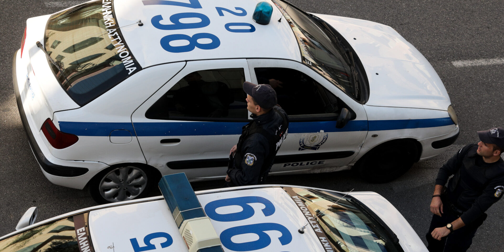 Περιπολικό με αστυνομικούς