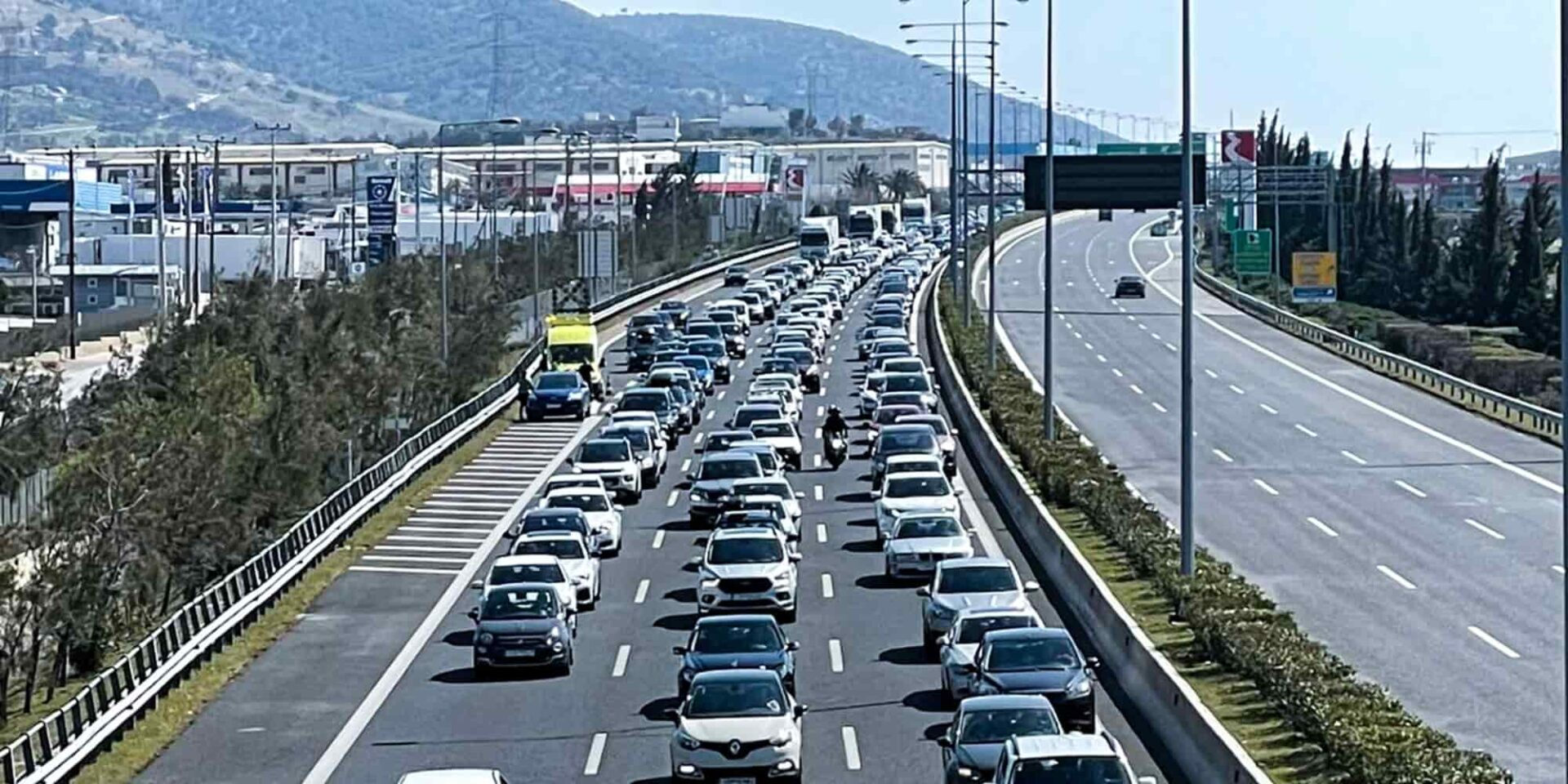 Αυξημένη κίνηση οχημάτων στην Αττική Οδό