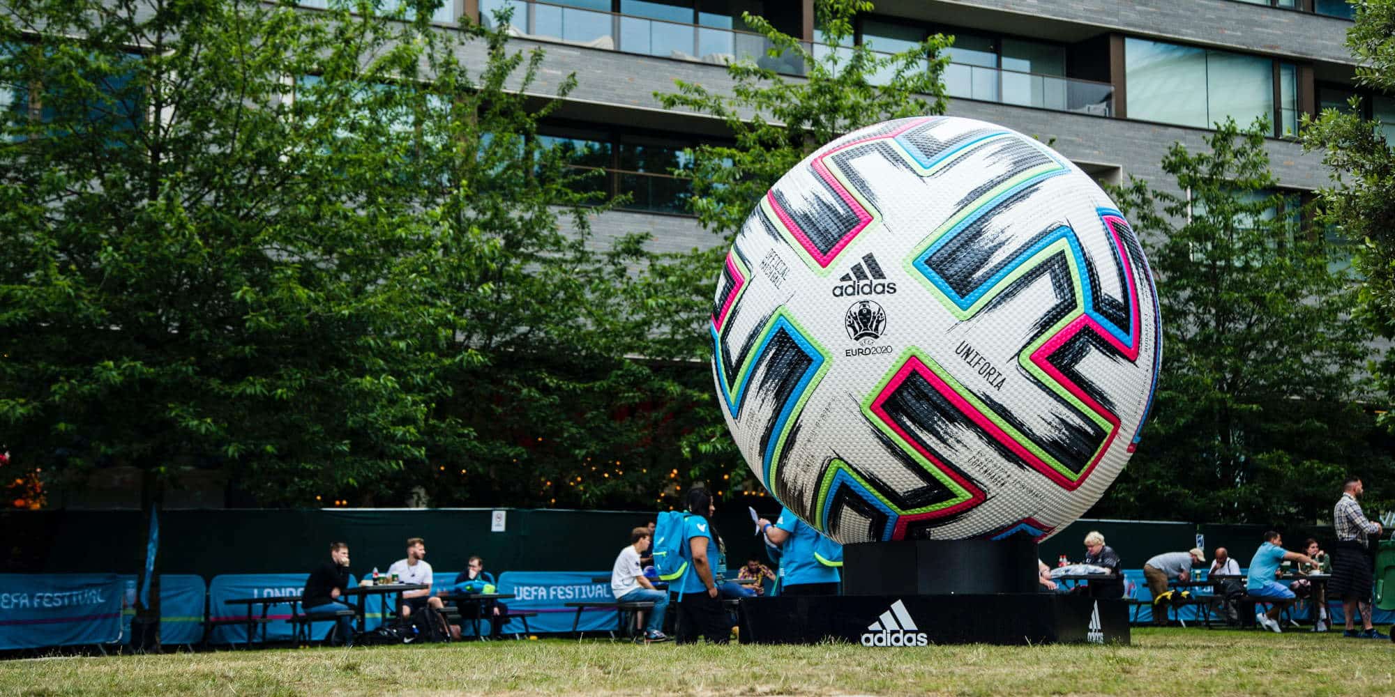 Γλυπτό μπάλα της UEFA