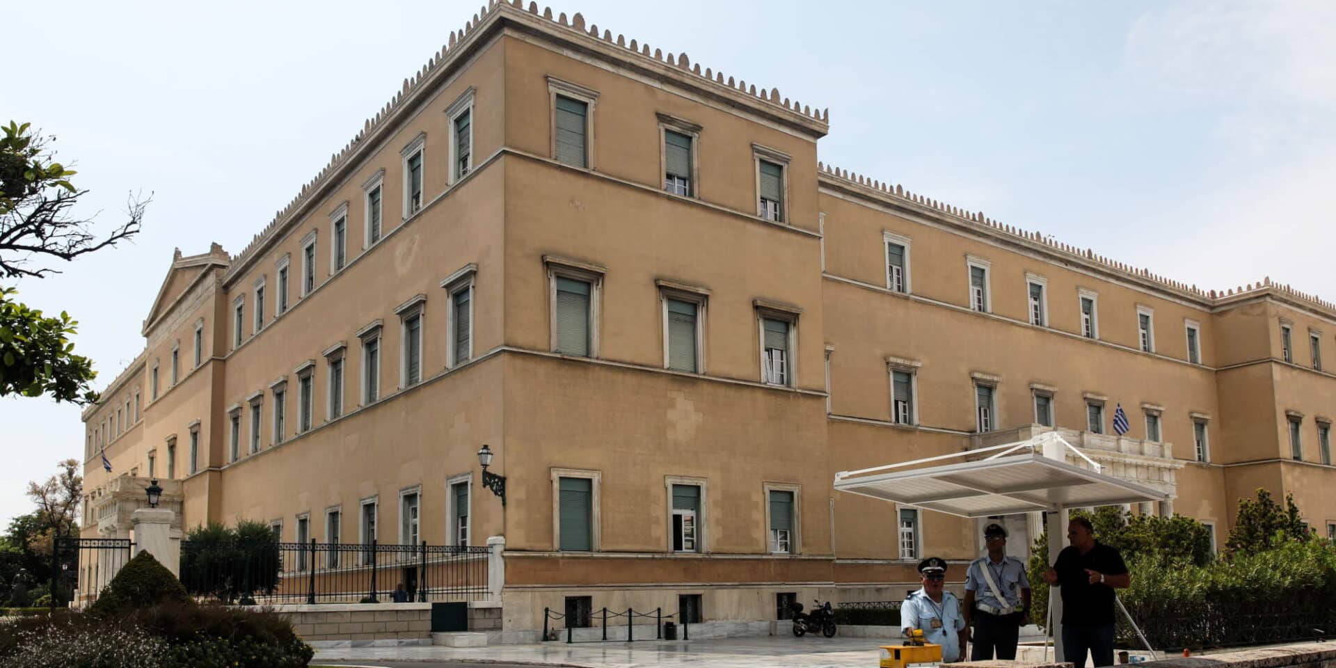 Η Βουλή των Ελλήνων, το εξωτερικό του κτιρίου
