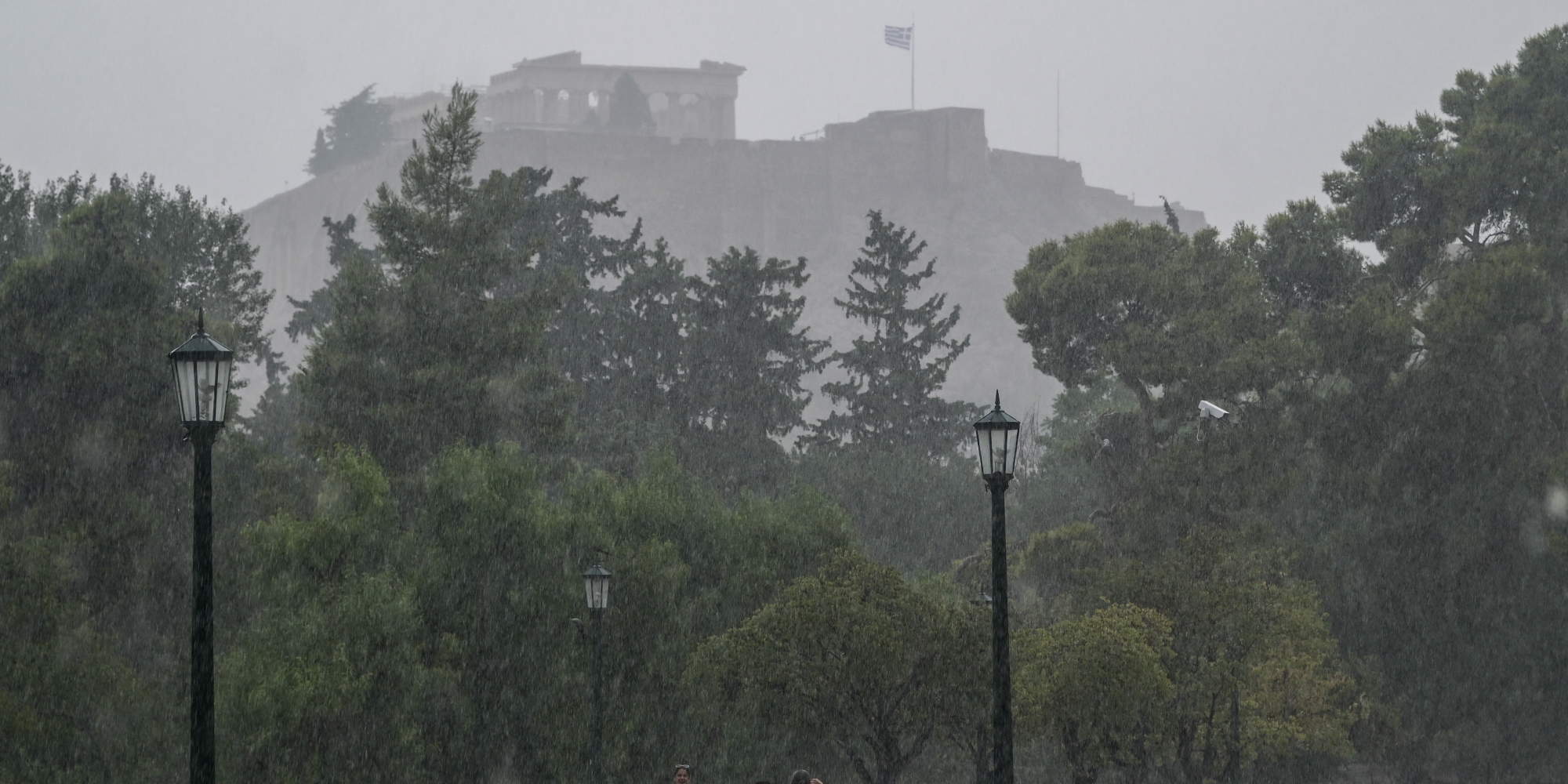 Βροχερός καιρός στην Αθήνα, με φόντο τον Παρθενώνα