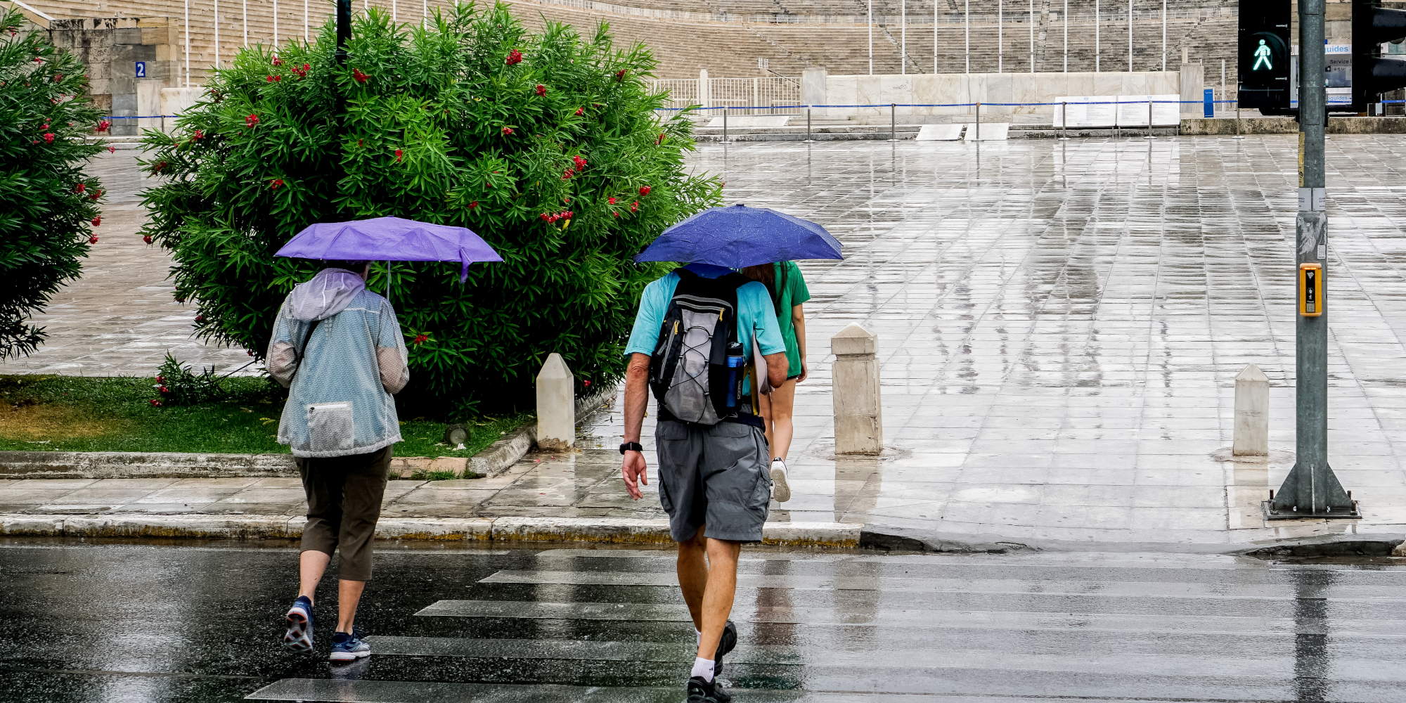 Βροχερός ο καιρός και σήμερα Πέμπτη μπροστά στο Καλλιμάρμαρο, στην Αθήνα