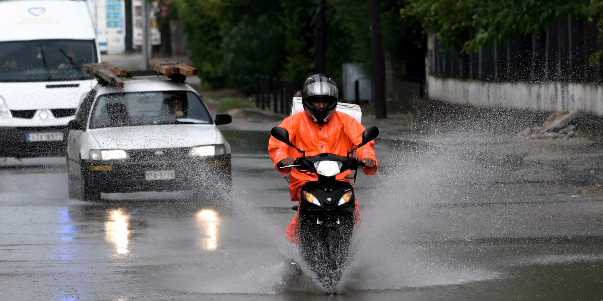 Μπουρίνι στην Αττική πλημμυρίζει τους δρόμους