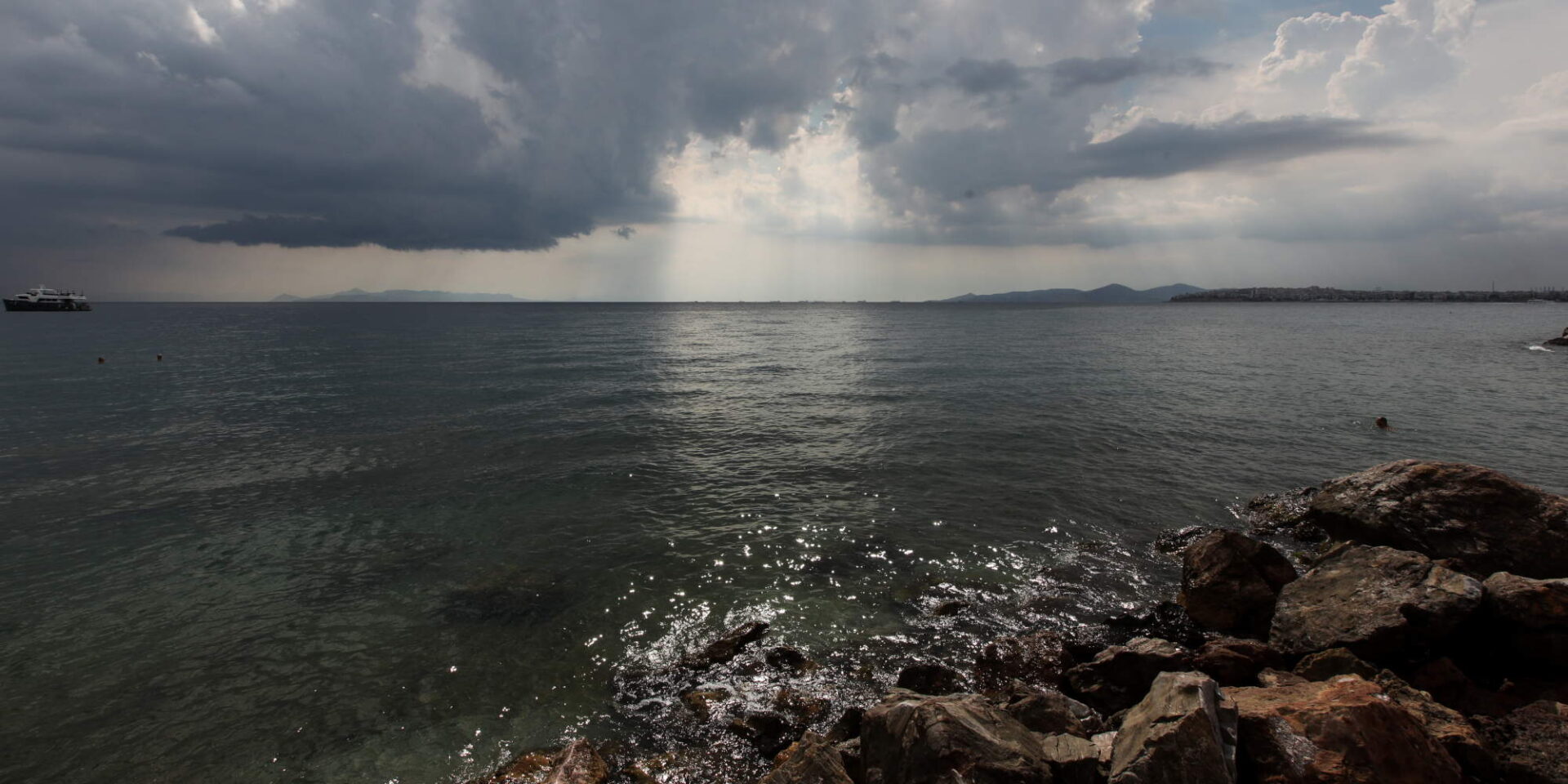 Εικόνα από τη θάλασσα με πυκνή συννεφιά