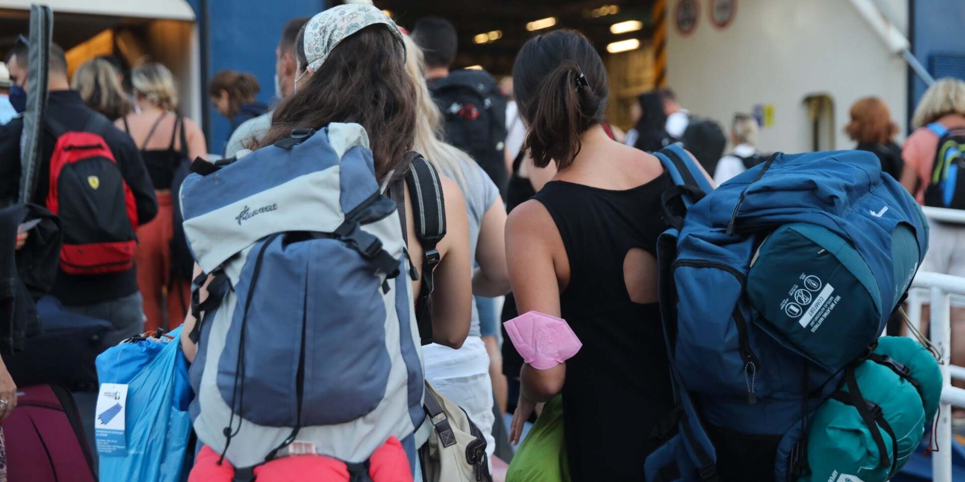 Οι τελευταίοι ταξιδιώτες στο λιμάνι του Πειραιά